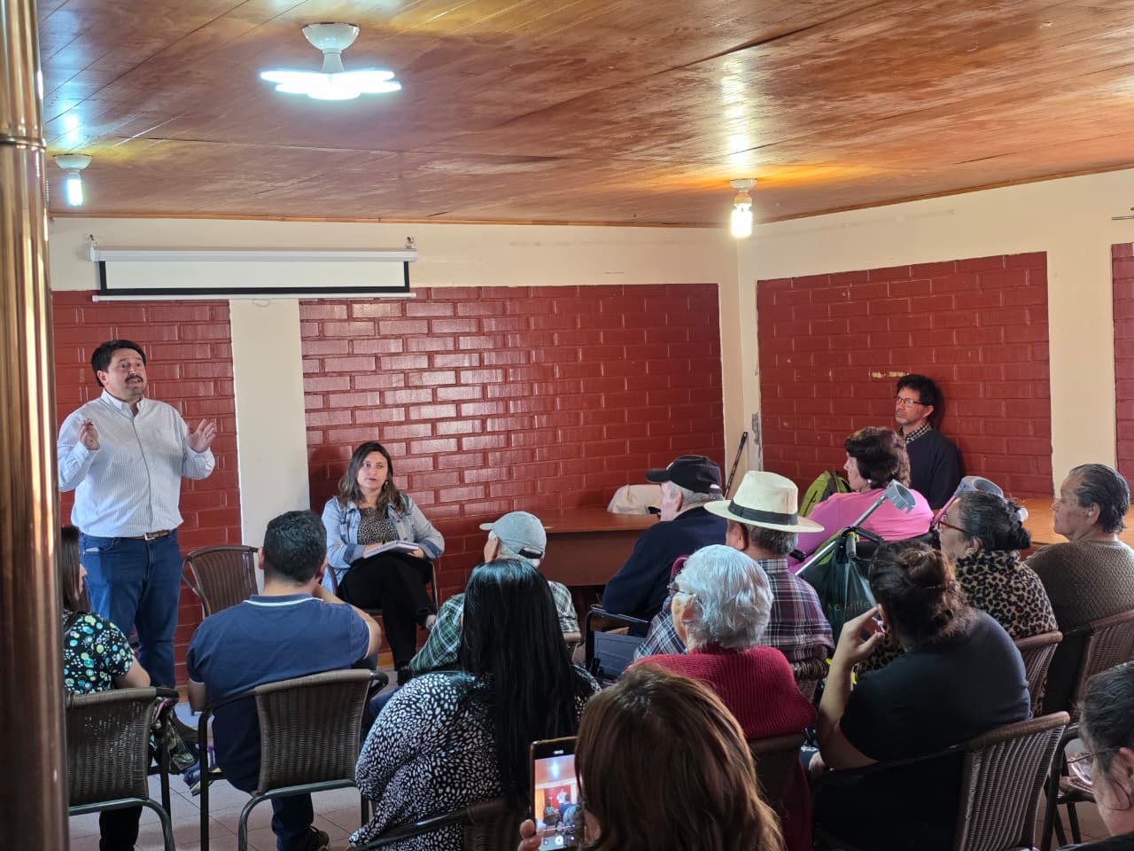 Peligroso socavón cumple un mes en avenida de El Carmen