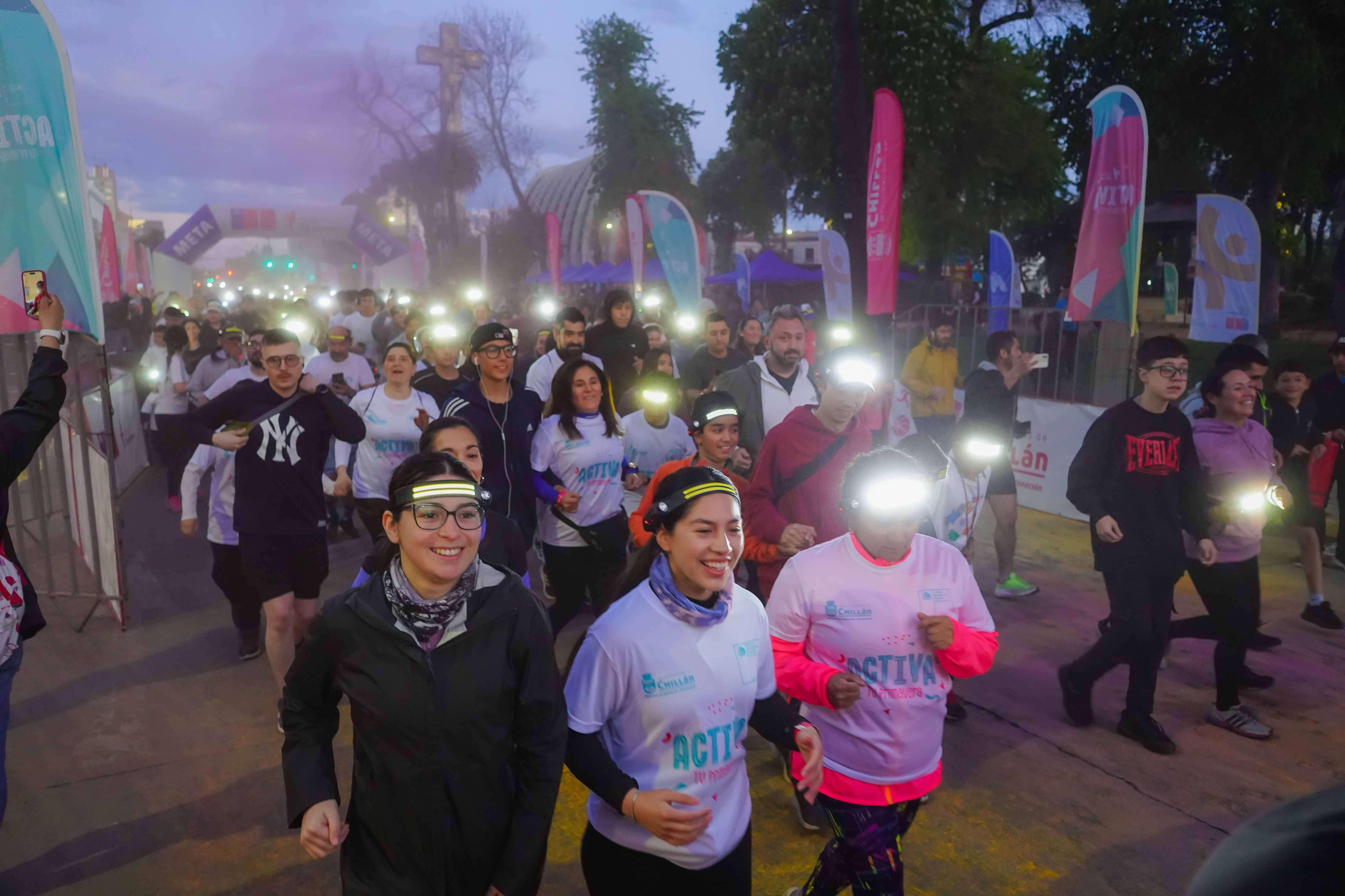 Más de 3 mil personas participaron en la corrida nocturna “Activa Tu Primavera” en Chillán