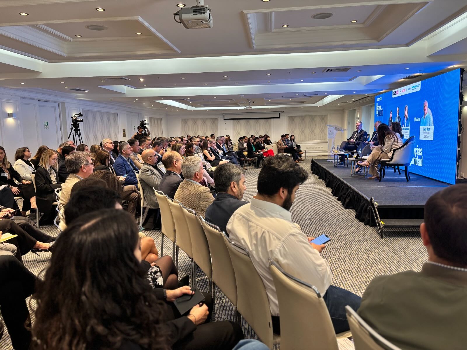 Seminario aborda la importancia de la colaboración entre sectores para mejorar la seguridad