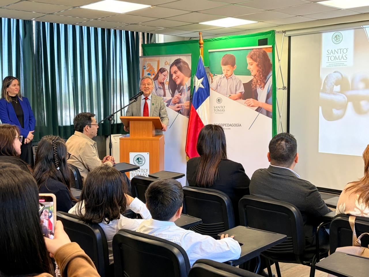 NP: Santo Tomás consolida proyecto de estimulación temprana en la Escuela Arturo Merino Benítez