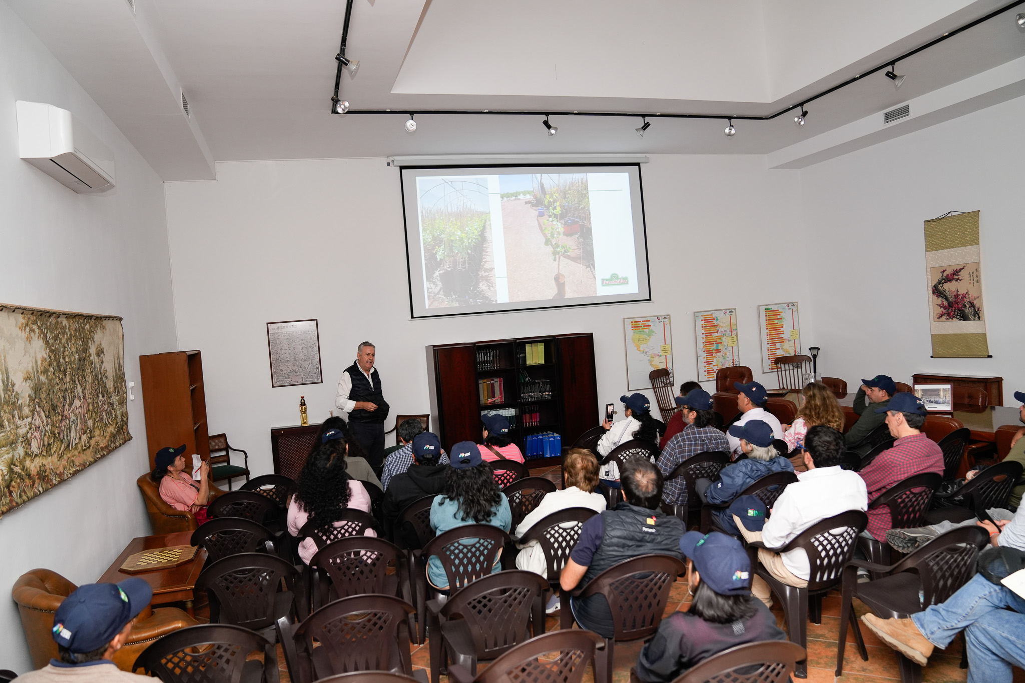 Gira internacional busca fomentar cultivo de pistacho y castaño en la Región de Ñuble