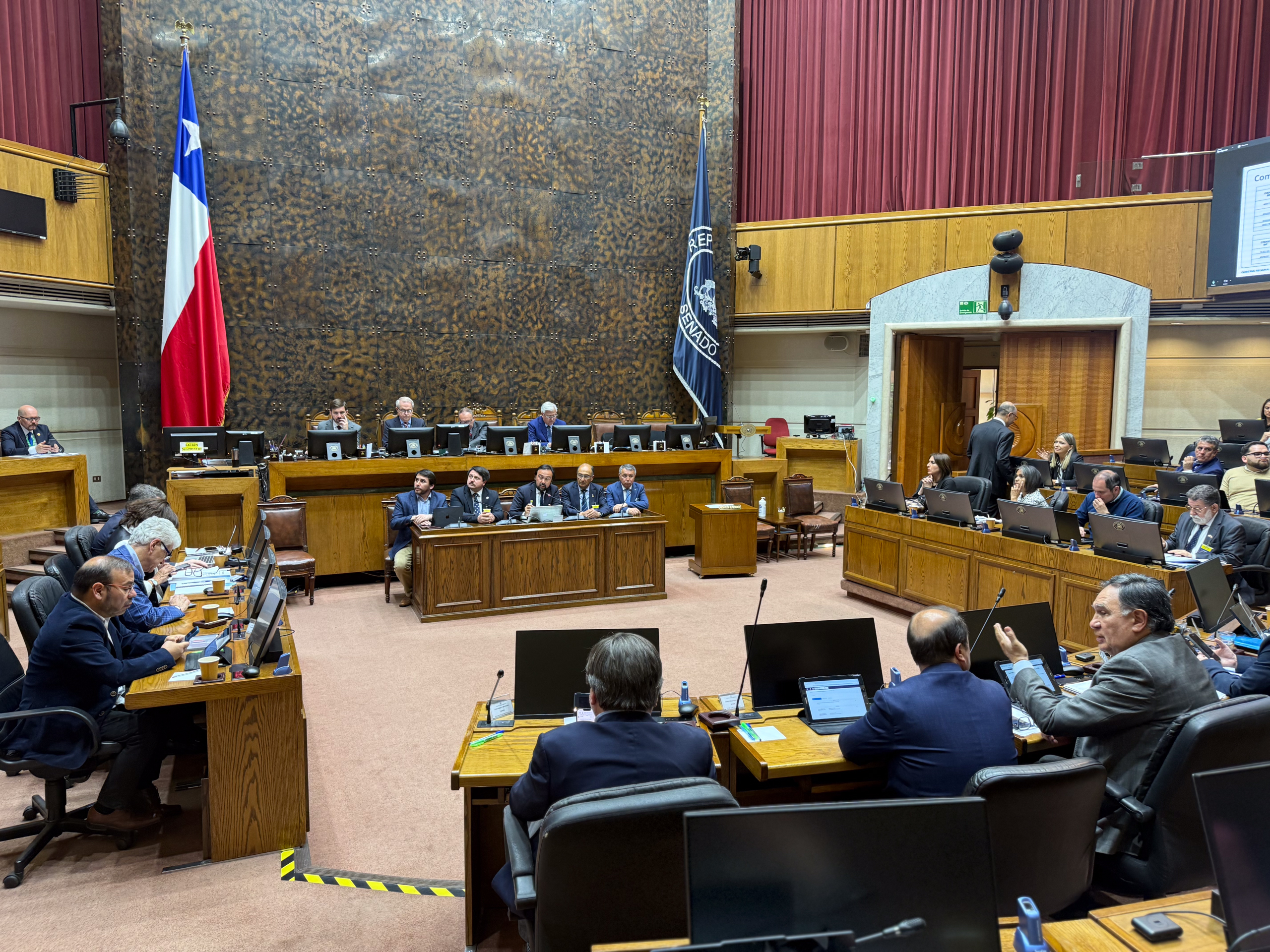 Gobernador Crisóstomo y alcaldes de Ñuble defienden presupuesto en comisión mixta del Senado El Gobernador de la Región de Ñuble, Óscar Crisóstomo, expuso ante la Subcomisión Especial Mixta de Presupuesto del Congreso Nacional en la que defendió la asigna