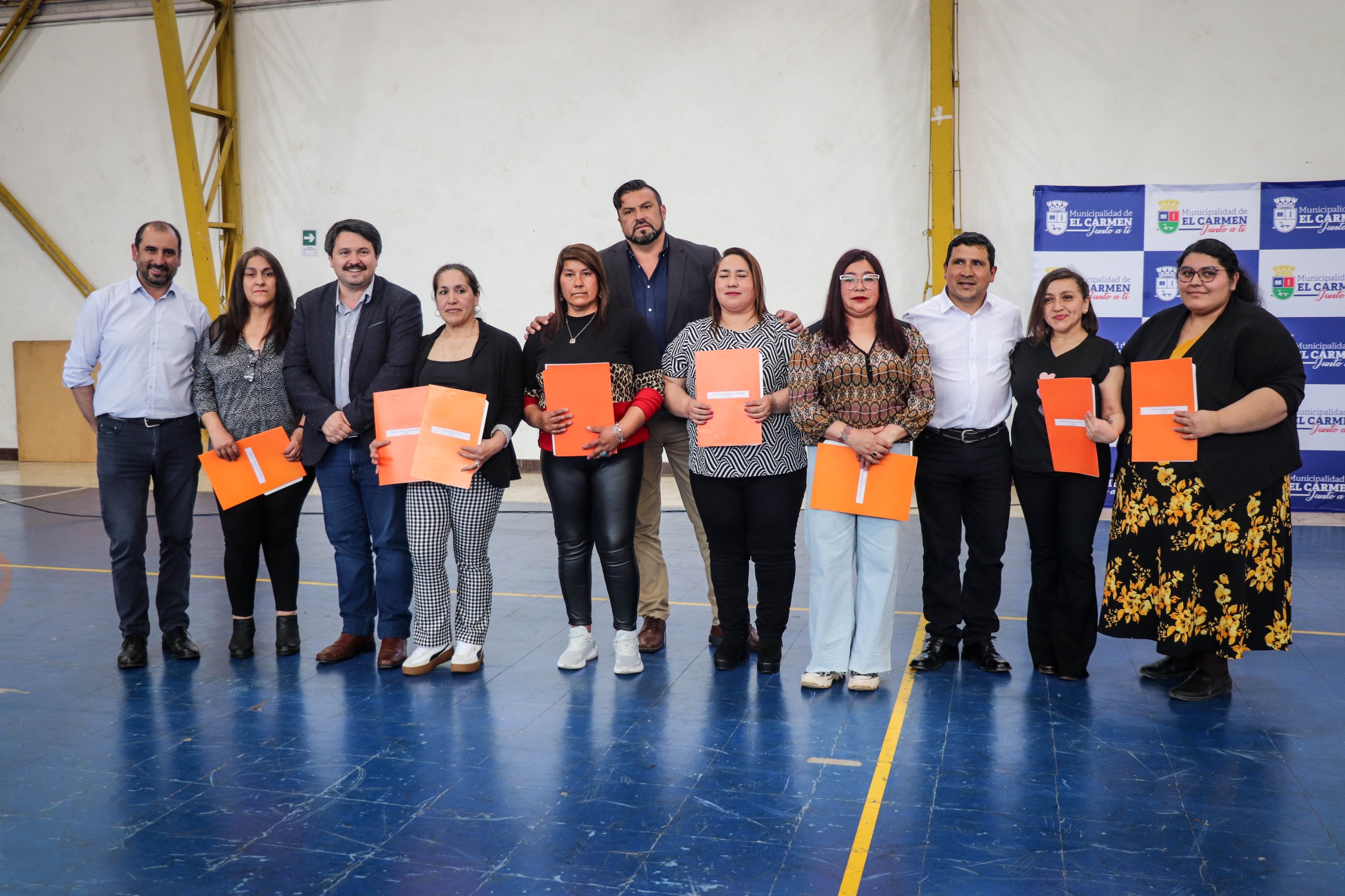 209 familias de El Carmen reciben escrituras de sus viviendas en una emotiva ceremonia