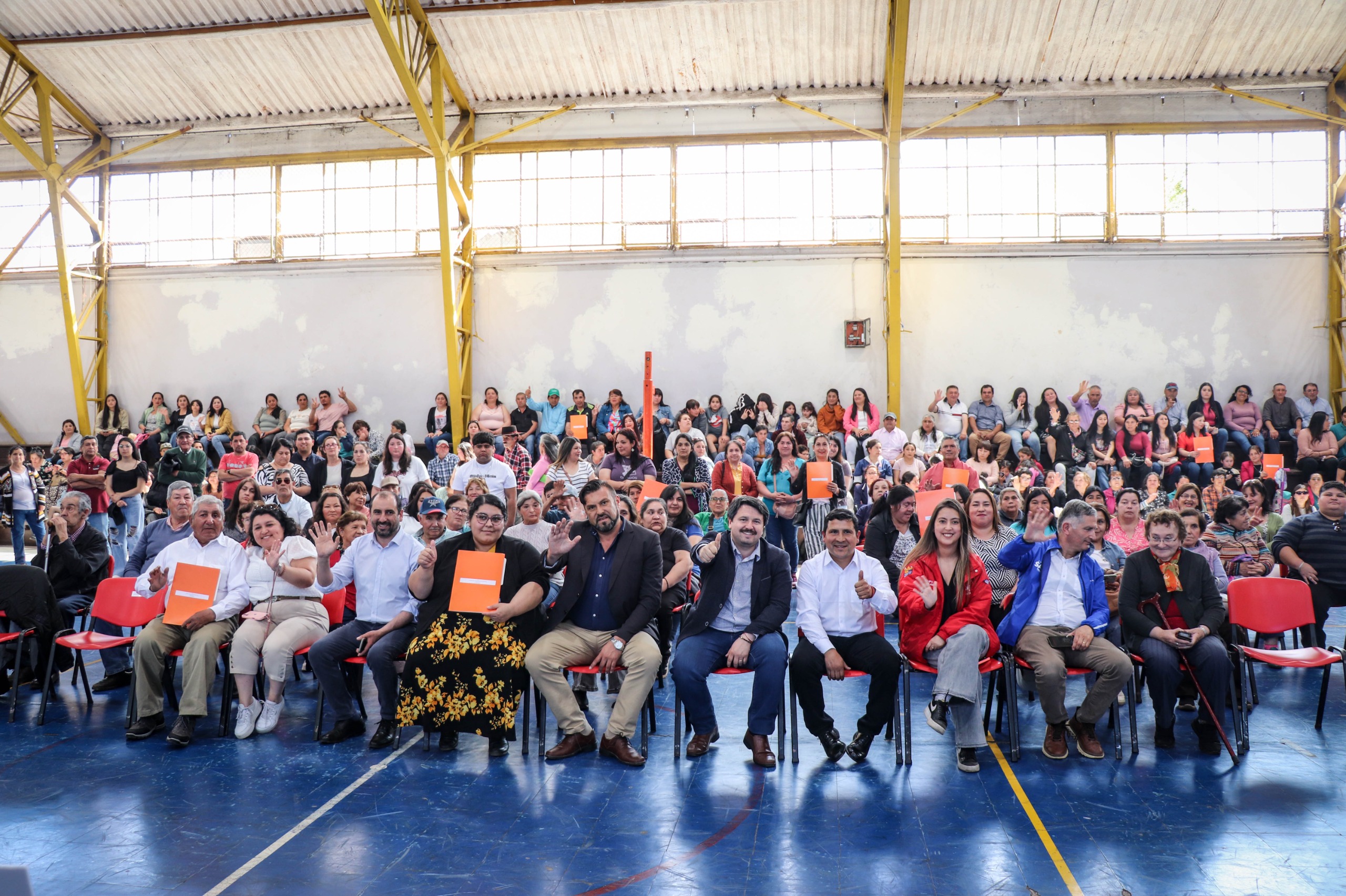 209 familias de El Carmen reciben escrituras de sus viviendas en una emotiva ceremonia