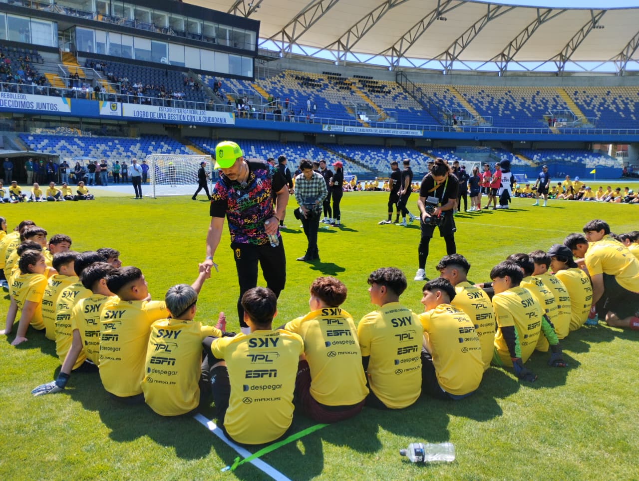 Más de 250 jóvenes participan en jornada de formación junto al ex arquero de la “Roja”