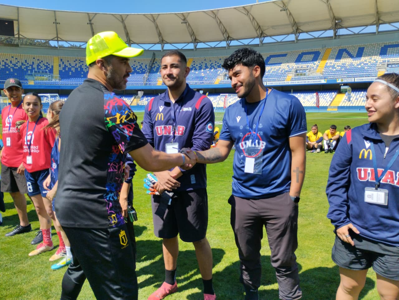 Más de 250 jóvenes participan en jornada de formación junto al ex arquero de la “Roja”