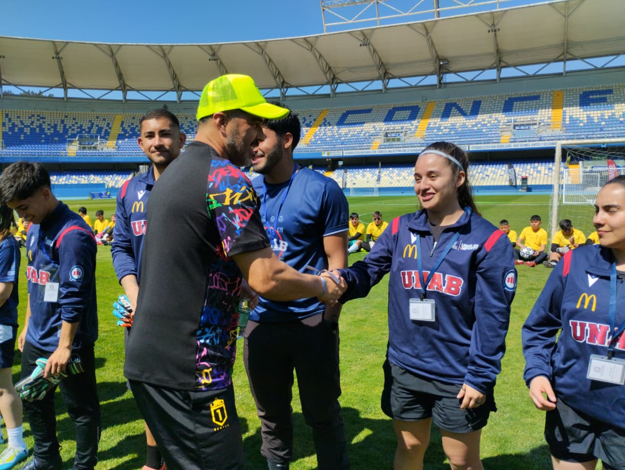 Claudio Bravo llevó clínica deportiva a Concepción