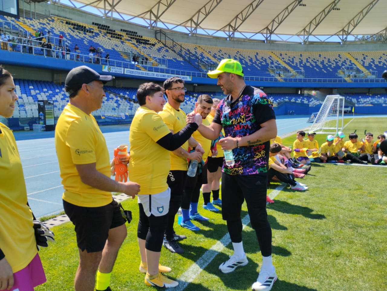 Claudio Bravo llevó clínica deportiva a Concepción