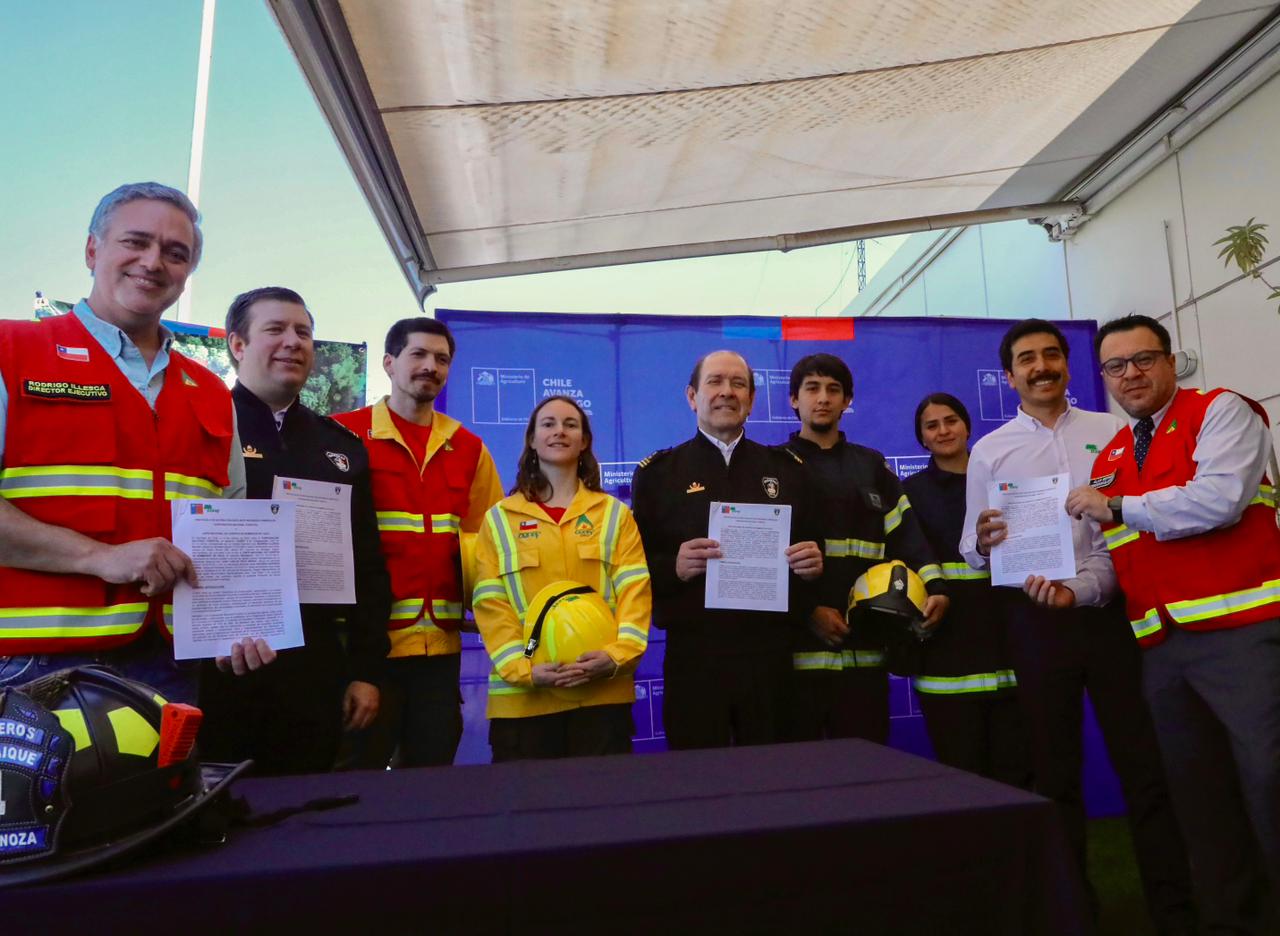 Nuevo protocolo establece coordinación entre CONAF y Bomberos para gestionar incendios de forma efectiva