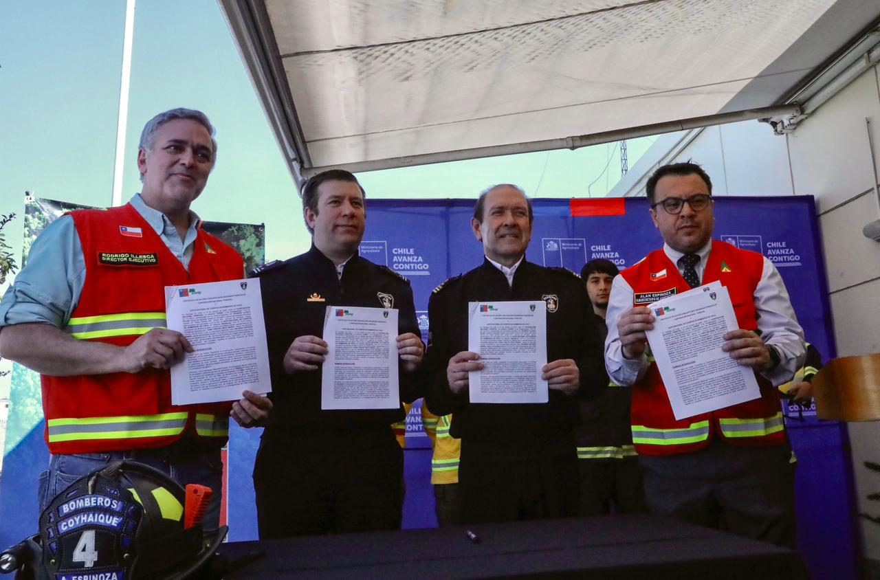 Nuevo protocolo establece coordinación entre CONAF y Bomberos para gestionar incendios de forma efectiva