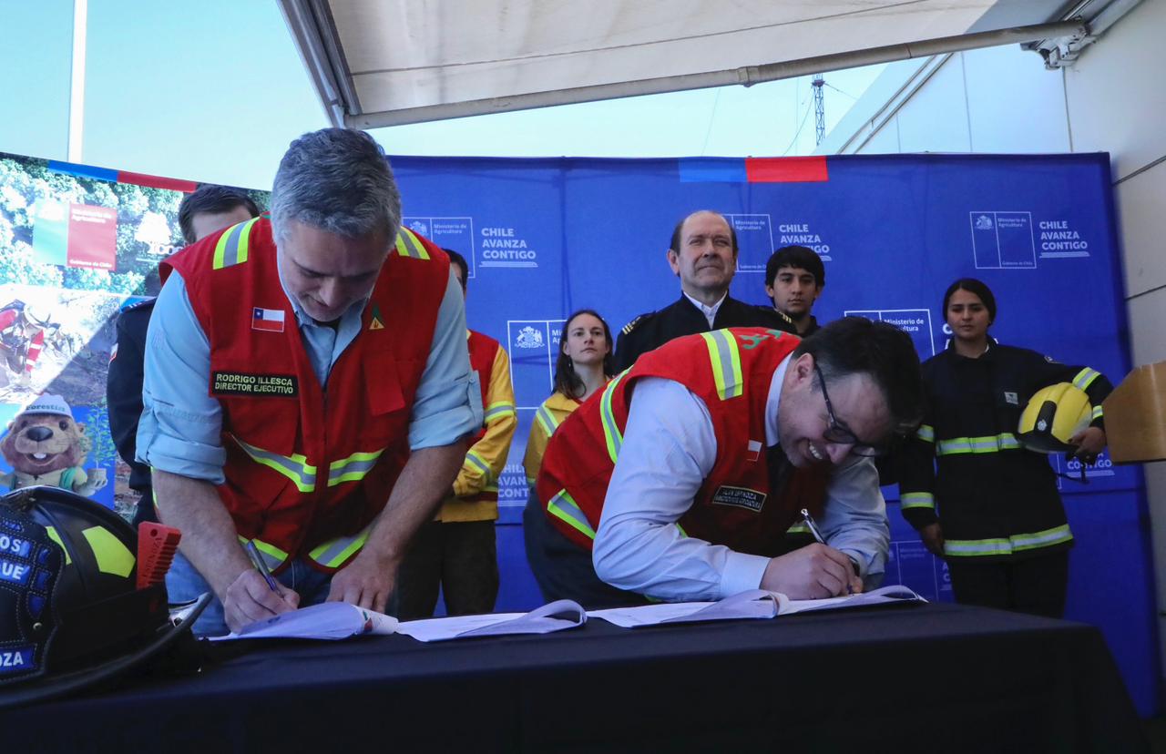 RV: CONAF y Bomberos firman protocolo para fortalecer la respuesta ante incendios forestales