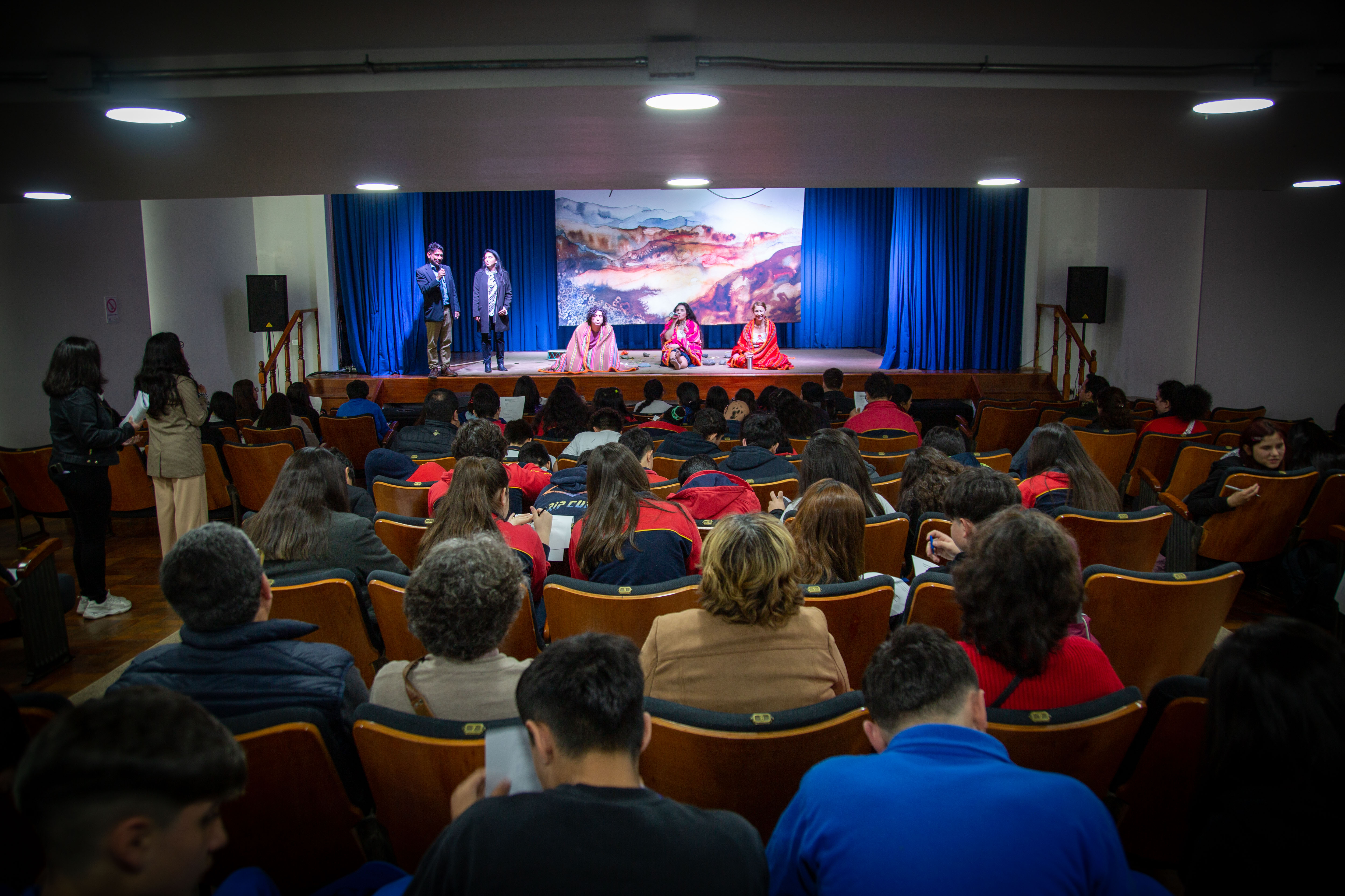 Escolares de distintos establecimientos disfrutan obra de teatro "Dulcinea Encadenada"