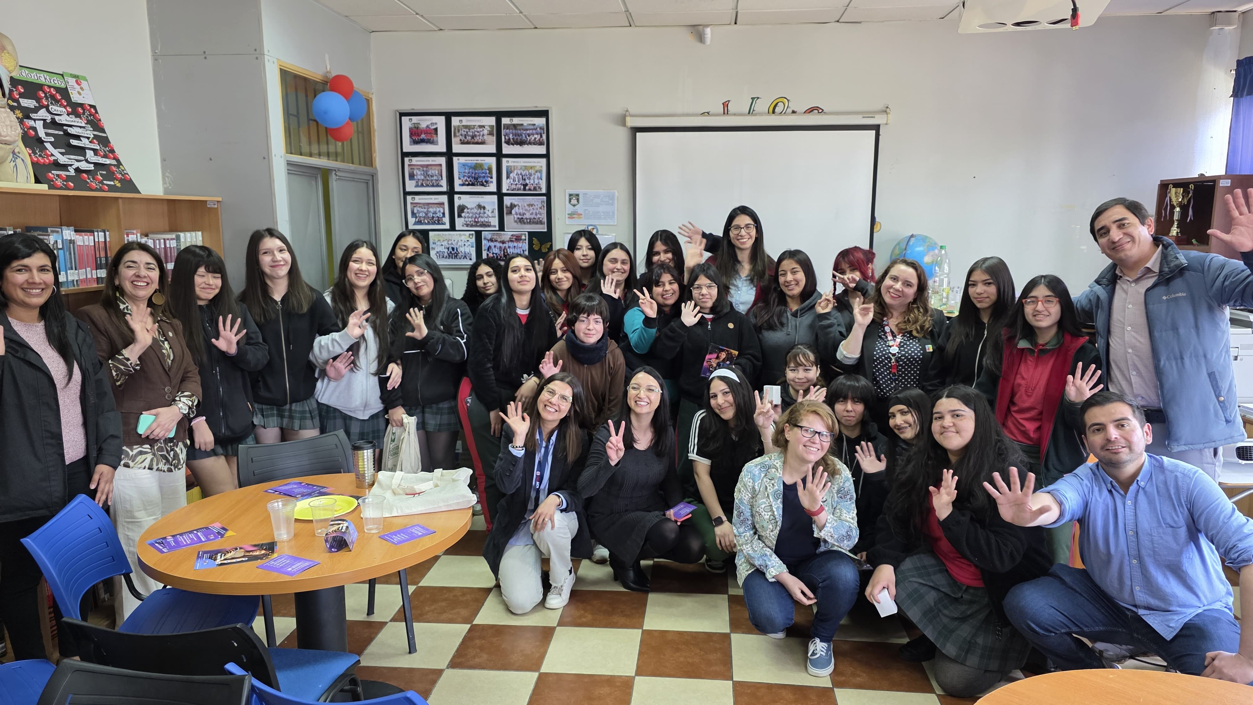 Encuentro en Chillán Inspira a Alumnas a Abordar Carreras STEM a Través de Mujeres Científicas