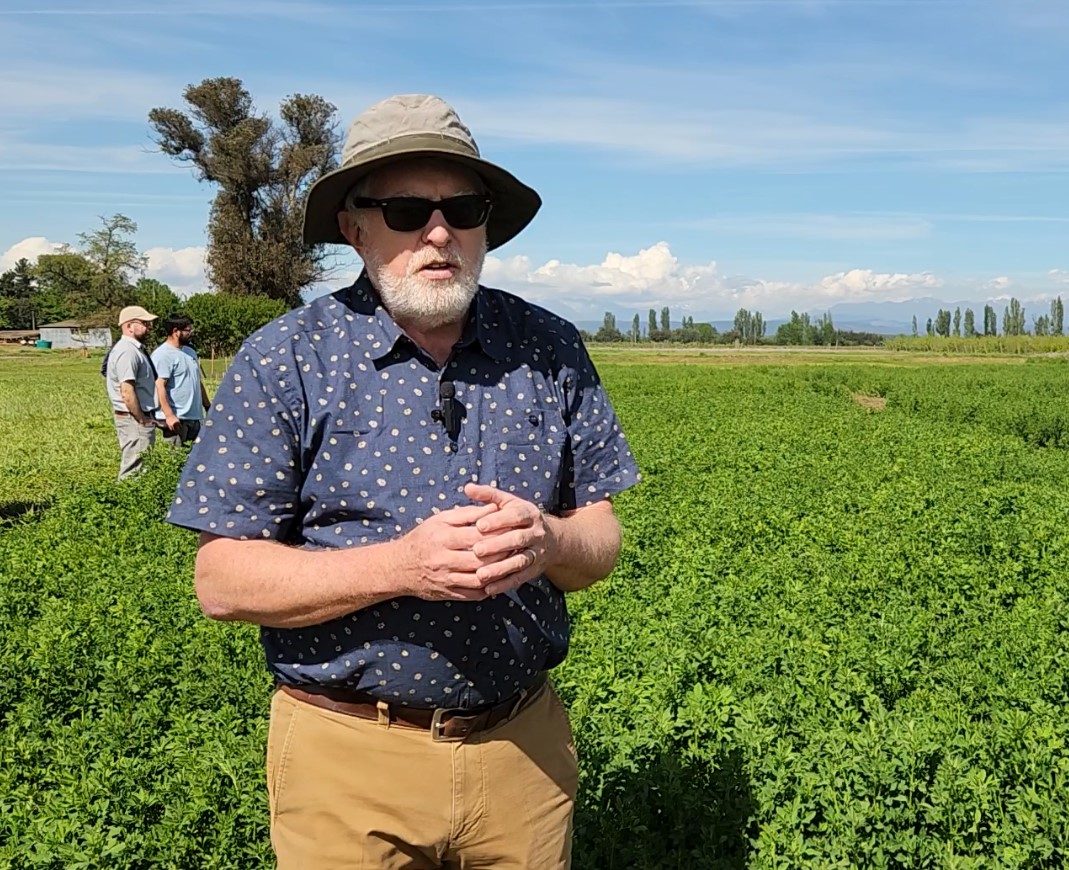 Experto mundial en alfalfa conoció trabajo de INIA para fortalecer investigación frente al cambio climático
