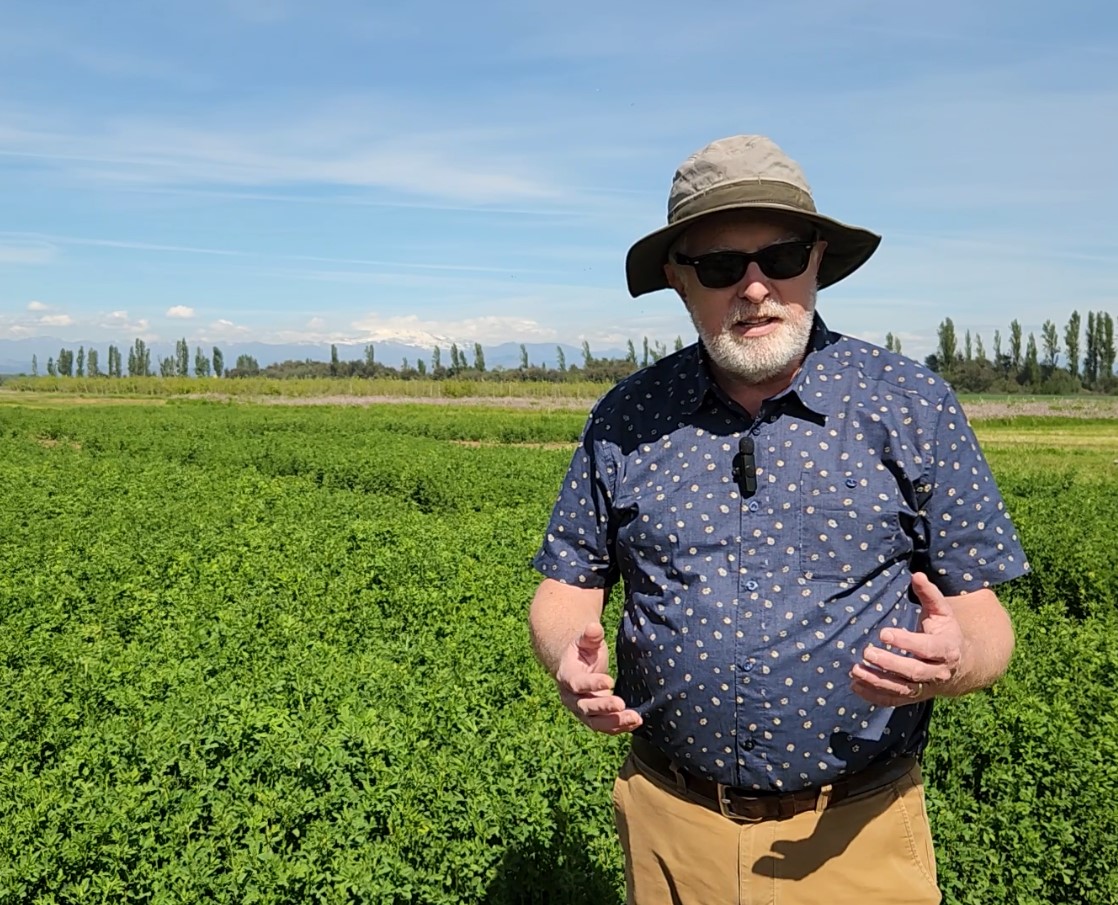 Experto mundial en alfalfa conoció trabajo de INIA para fortalecer investigación frente al cambio climático