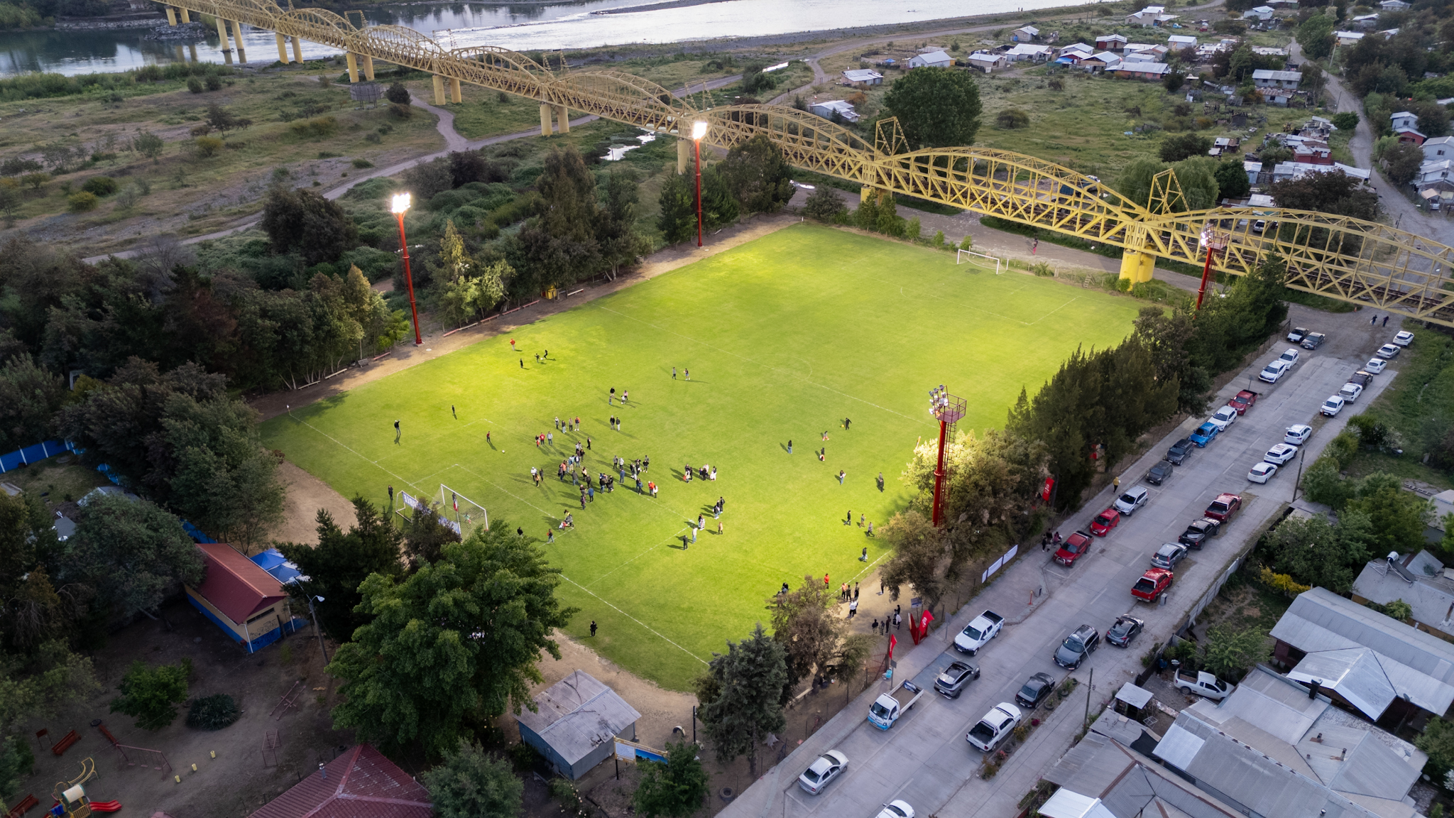 Cuatro Torres de Iluminación Modernizan el Estadio de Puente Ñuble para Uso Nocturno