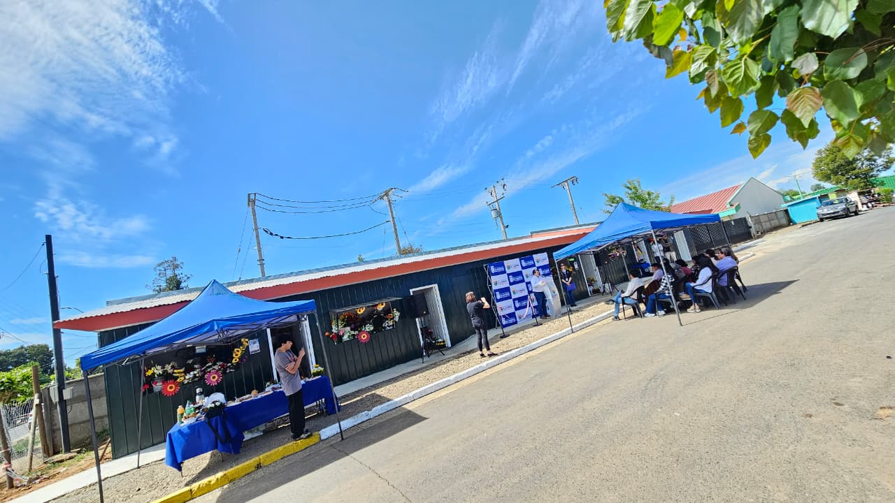 Inauguran nuevos kioscos para las floristas de El Carmen