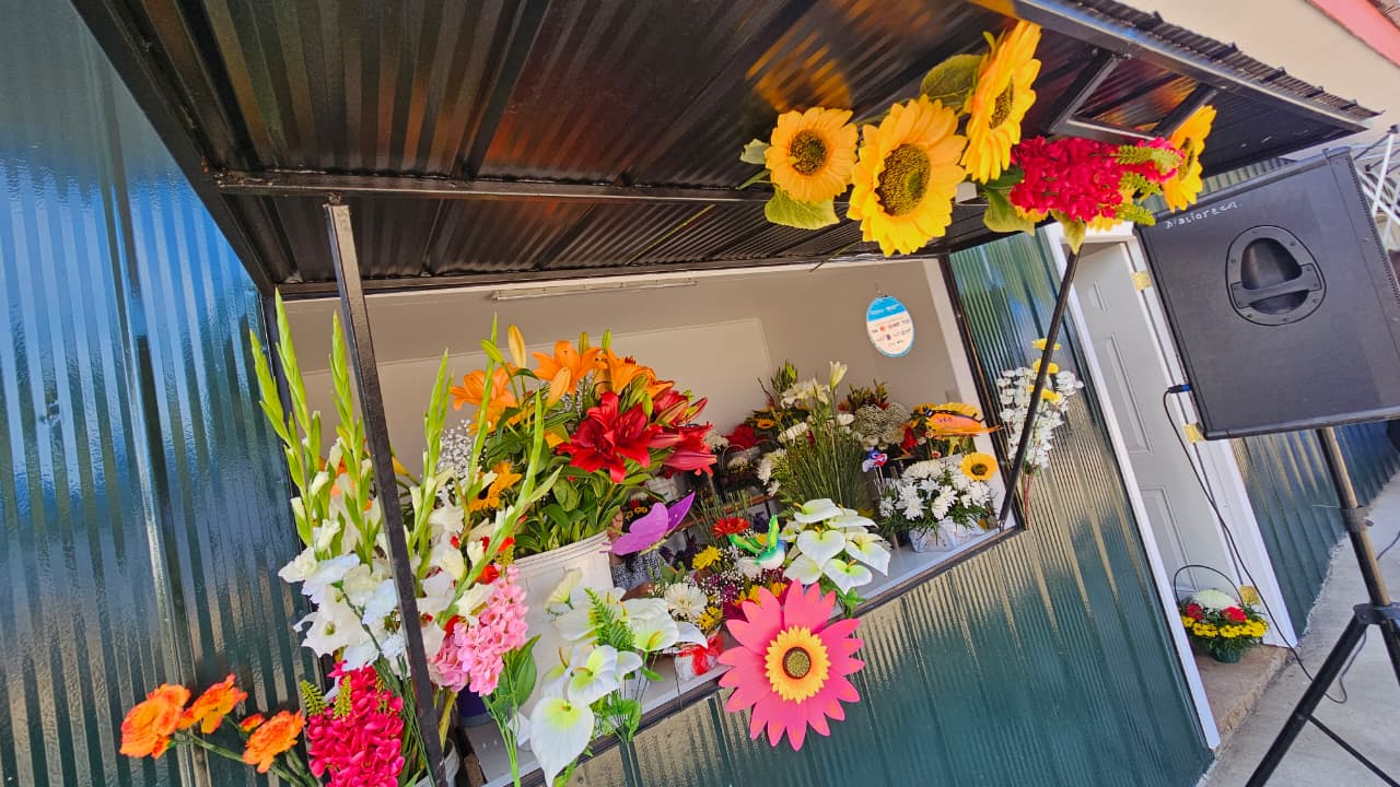 Inauguran nuevos kioscos para las floristas de El Carmen