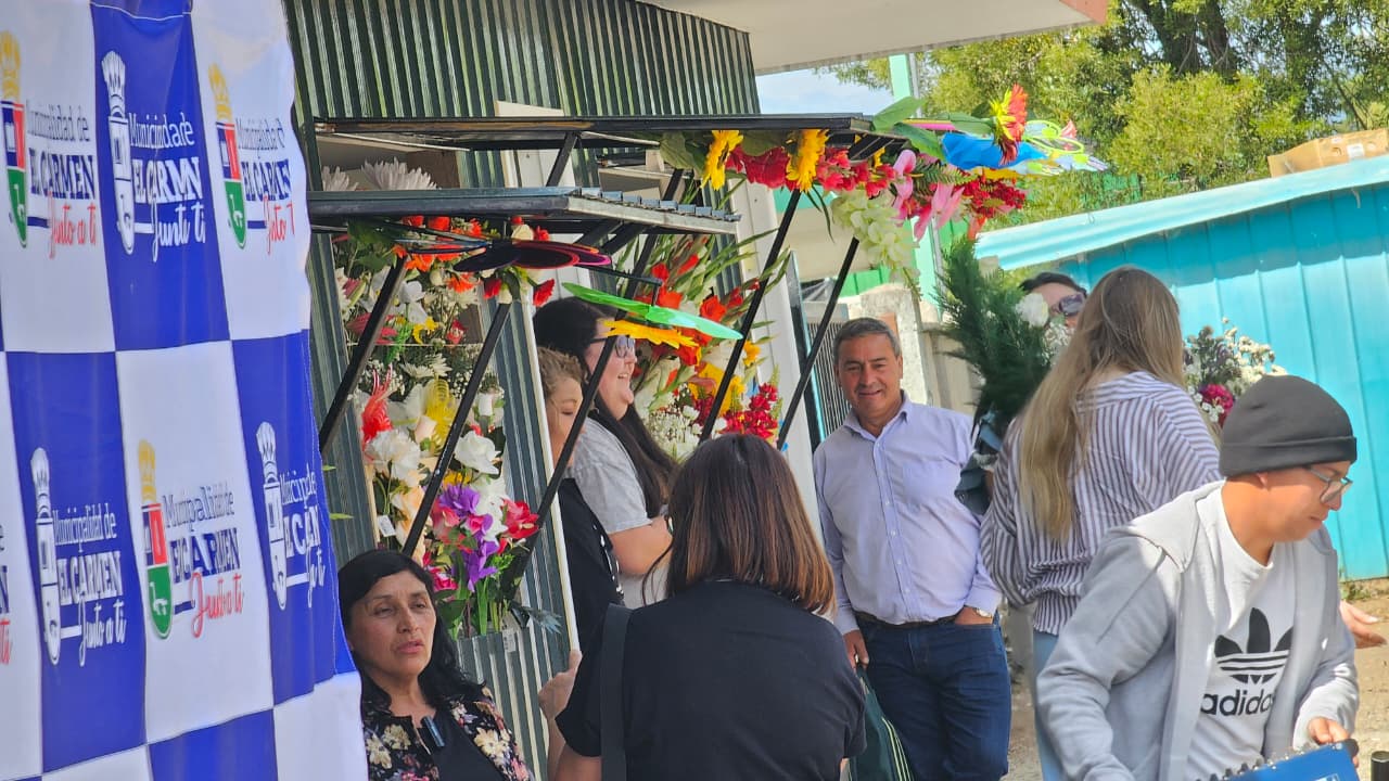 Inauguran nuevos kioscos para las floristas de El Carmen