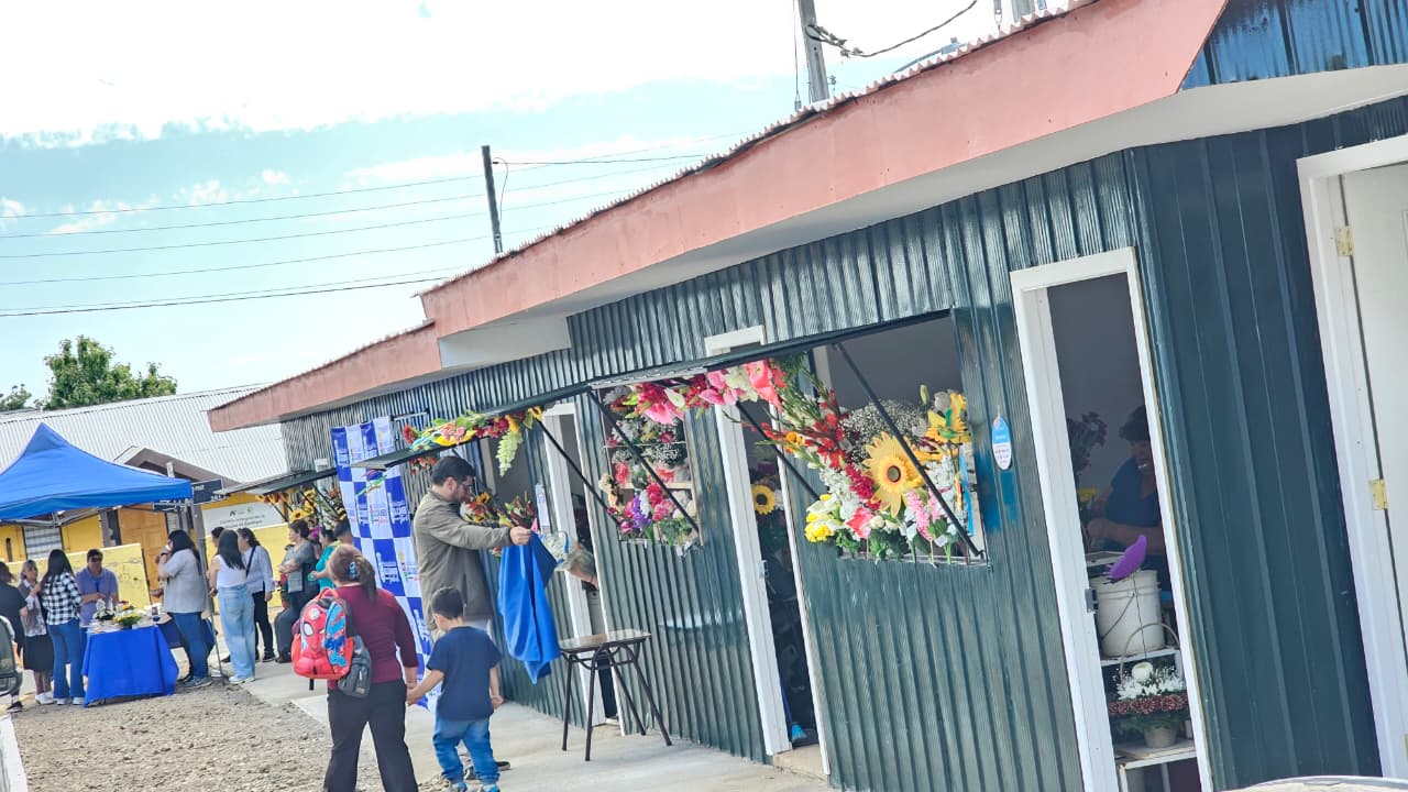 Inauguran nuevos kioscos para las floristas de El Carmen