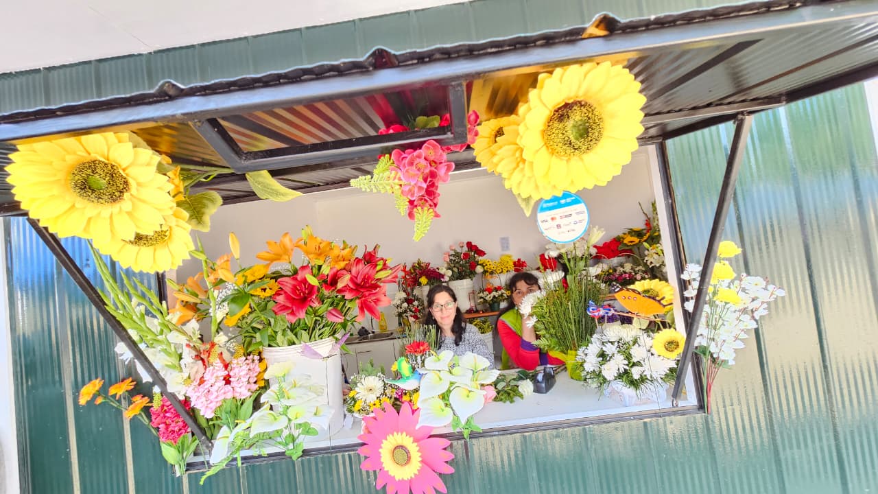 Inauguran nuevos kioscos para las floristas de El Carmen