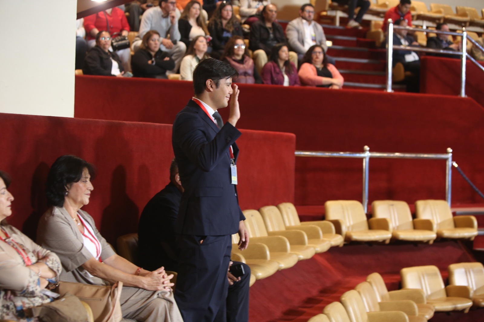 Sebastián González, el primer chileno en lograr la triple corona, es reconocido por la Cámara de Diputados