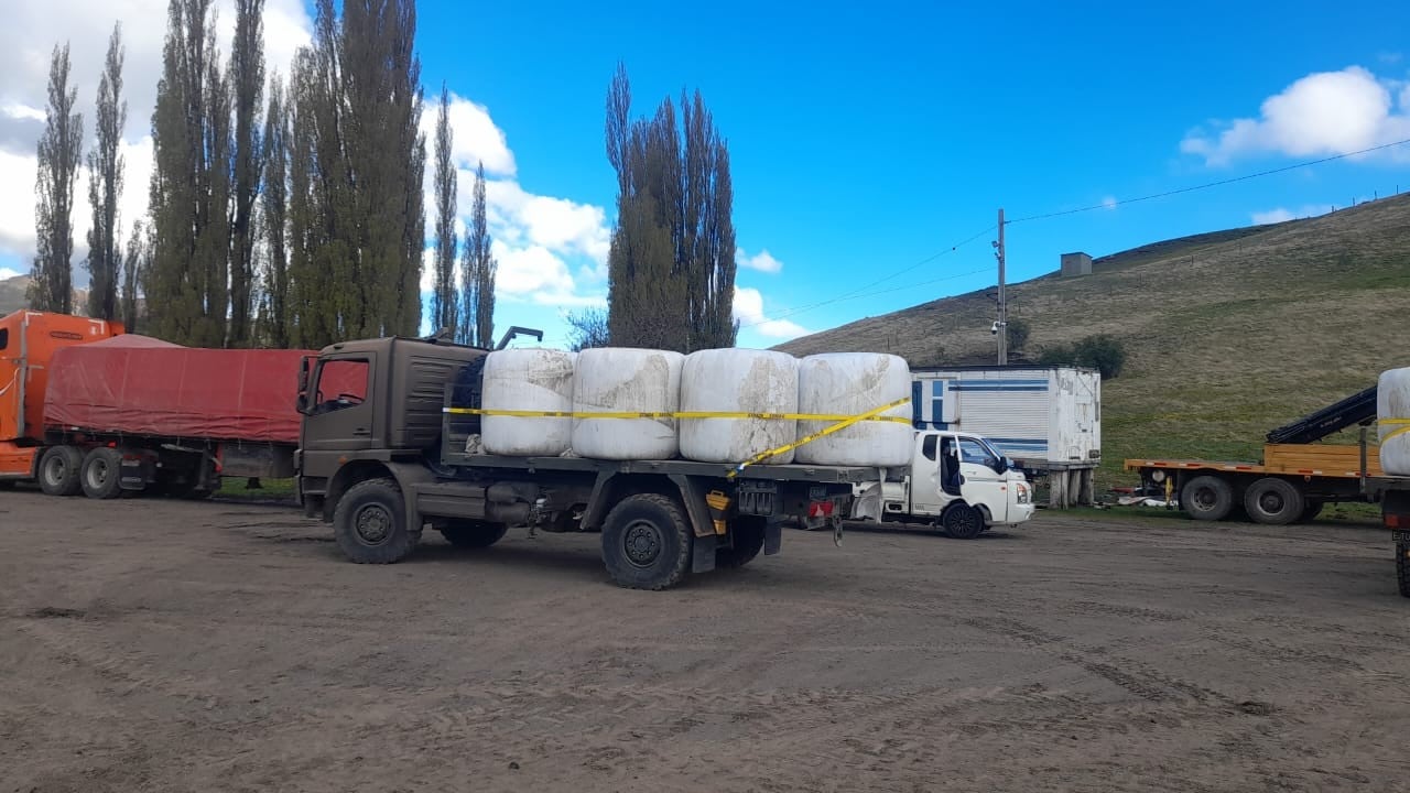 Ejército de Chile colabora con la entrega de forraje a familias afectadas en Aysén