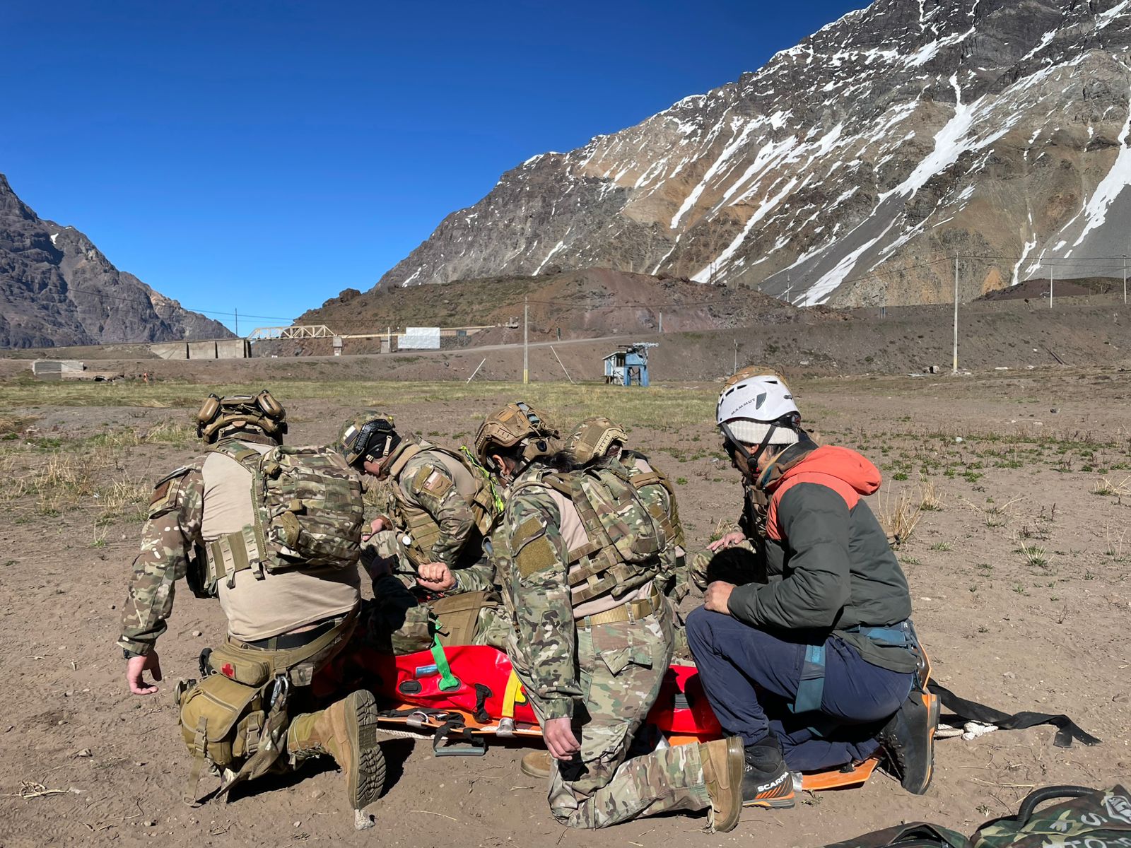 Enfermeros militares de combate completan capacitación especializada en medicina de montaña para situaciones extremas