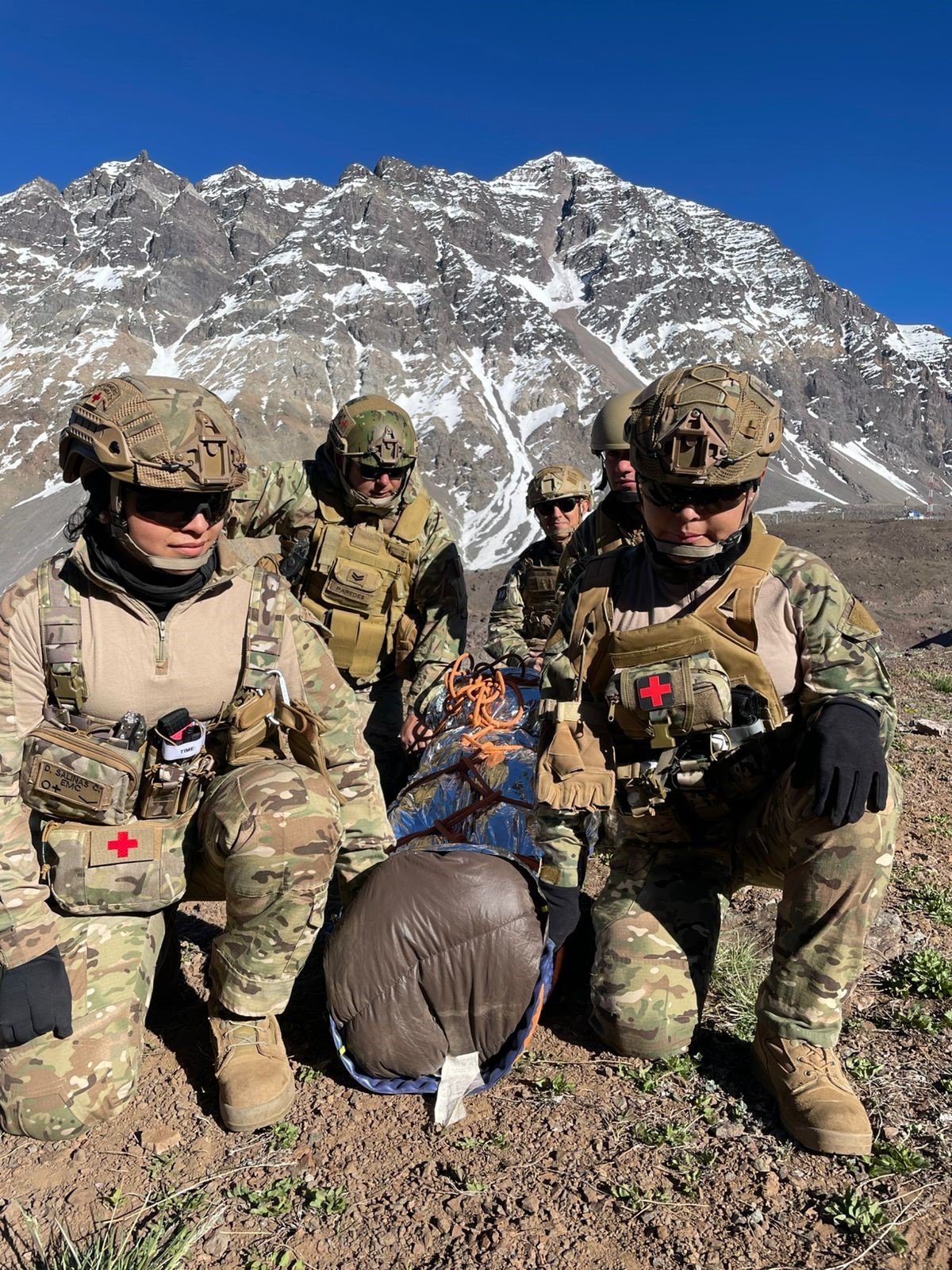 Enfermeros militares de combate completan capacitación especializada en medicina de montaña para situaciones extremas