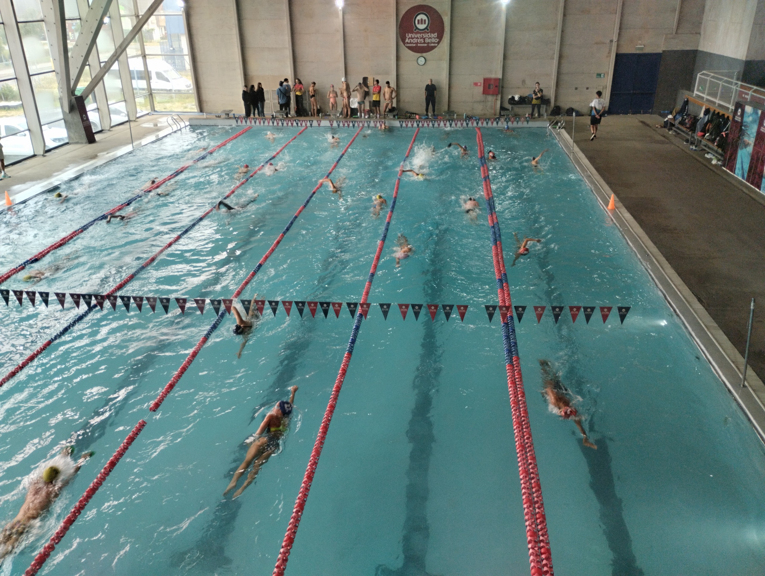Más de 130 triatletas internacionales entrenan en la Universidad Andrés Bello antes de la copa mundial