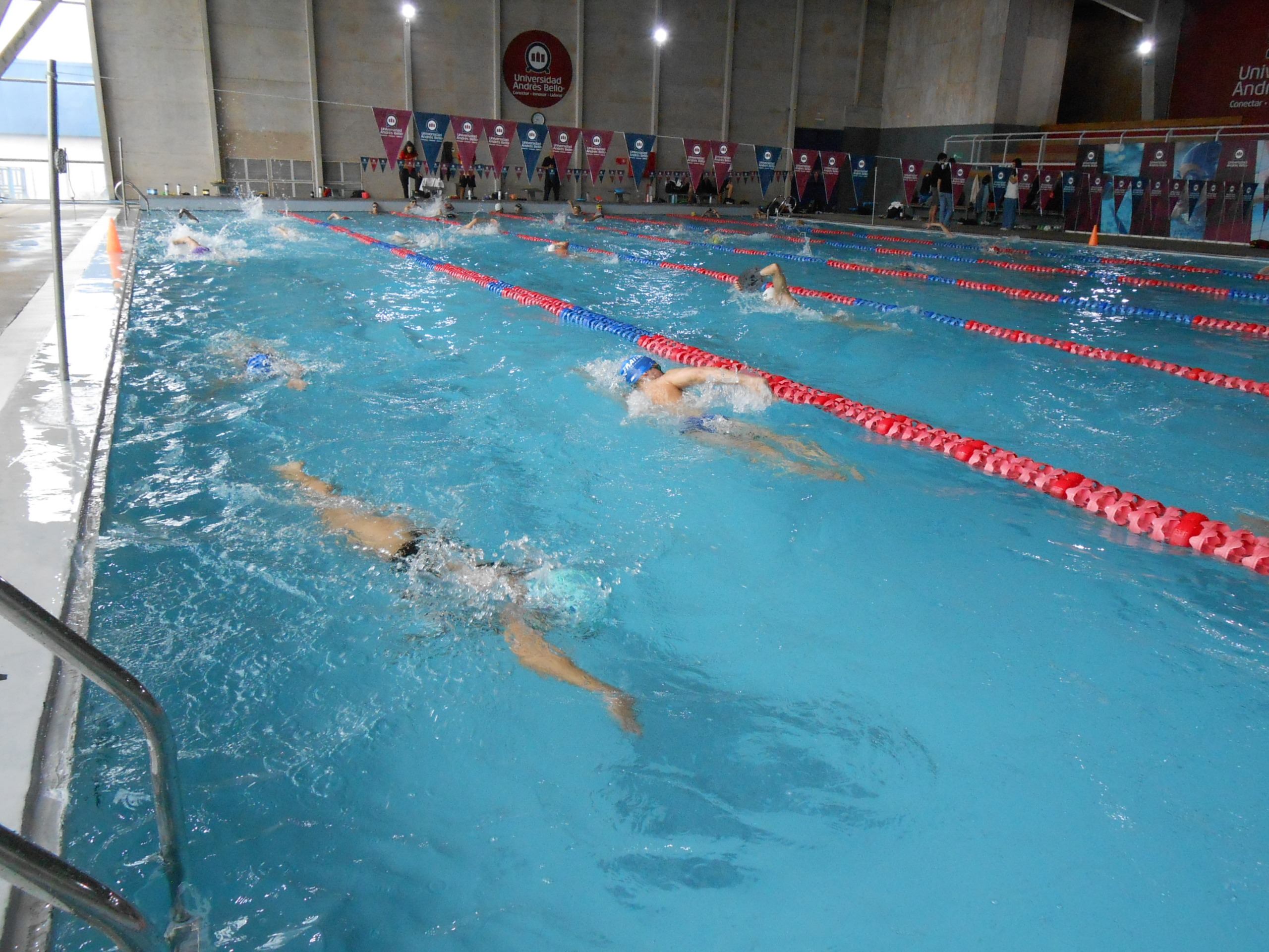 Más de 130 triatletas internacionales entrenan en la Universidad Andrés Bello antes de la copa mundial
