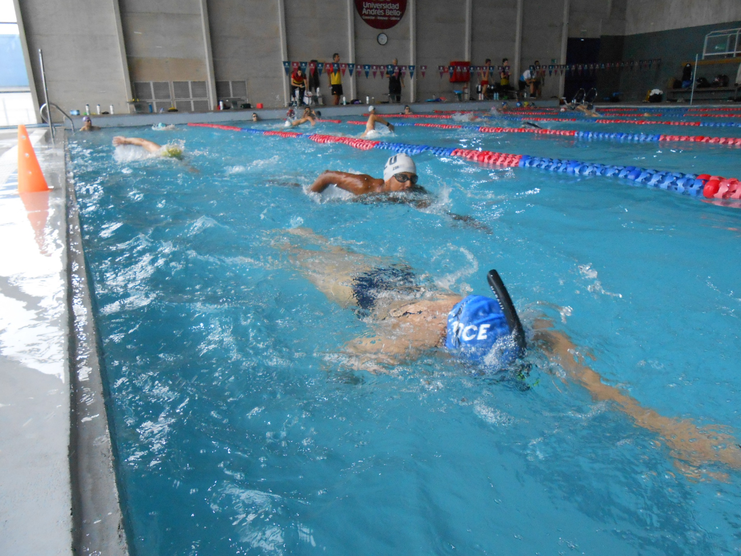 Triatletas entrenan en Unab