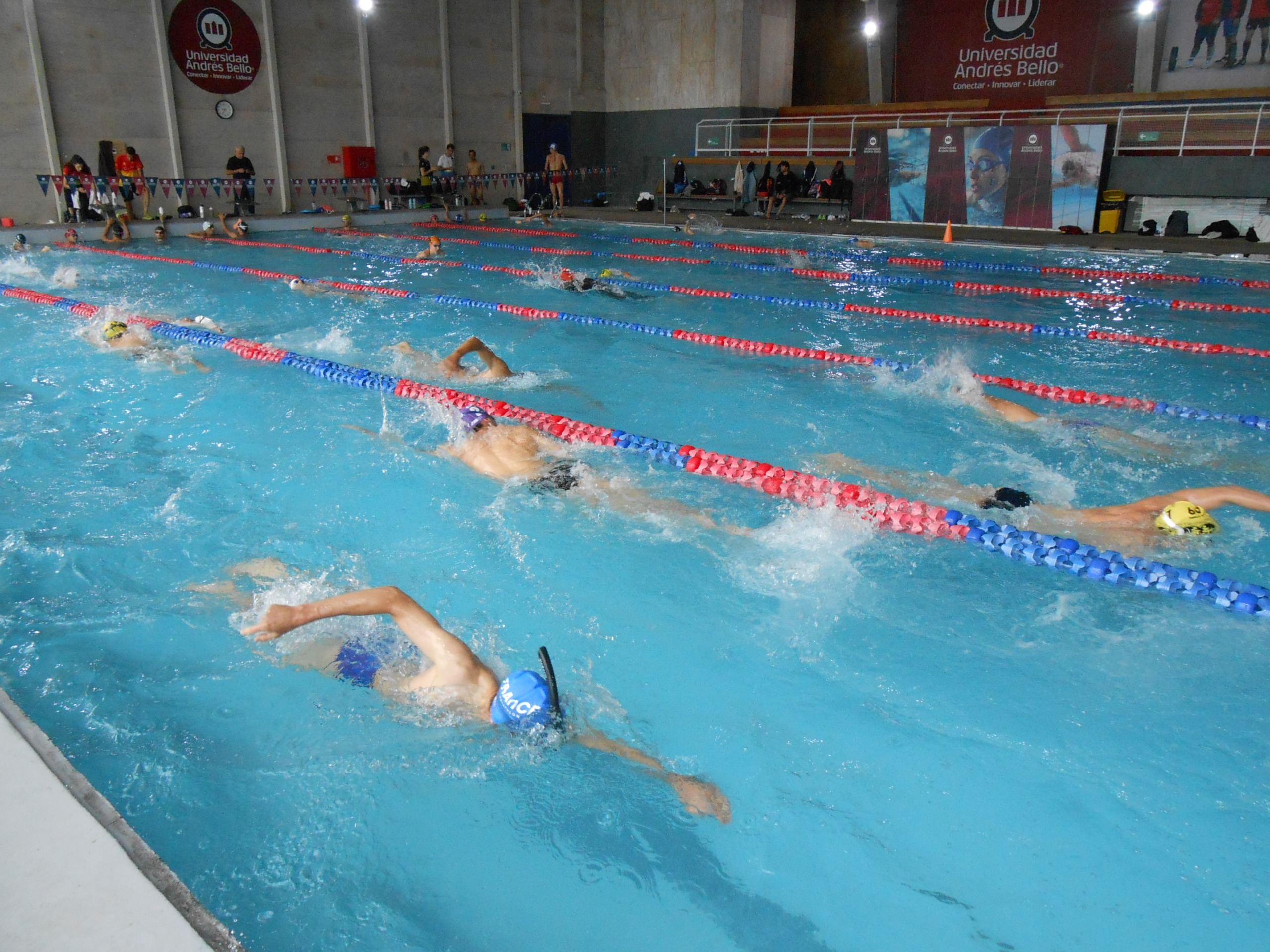 Triatletas entrenan en Unab