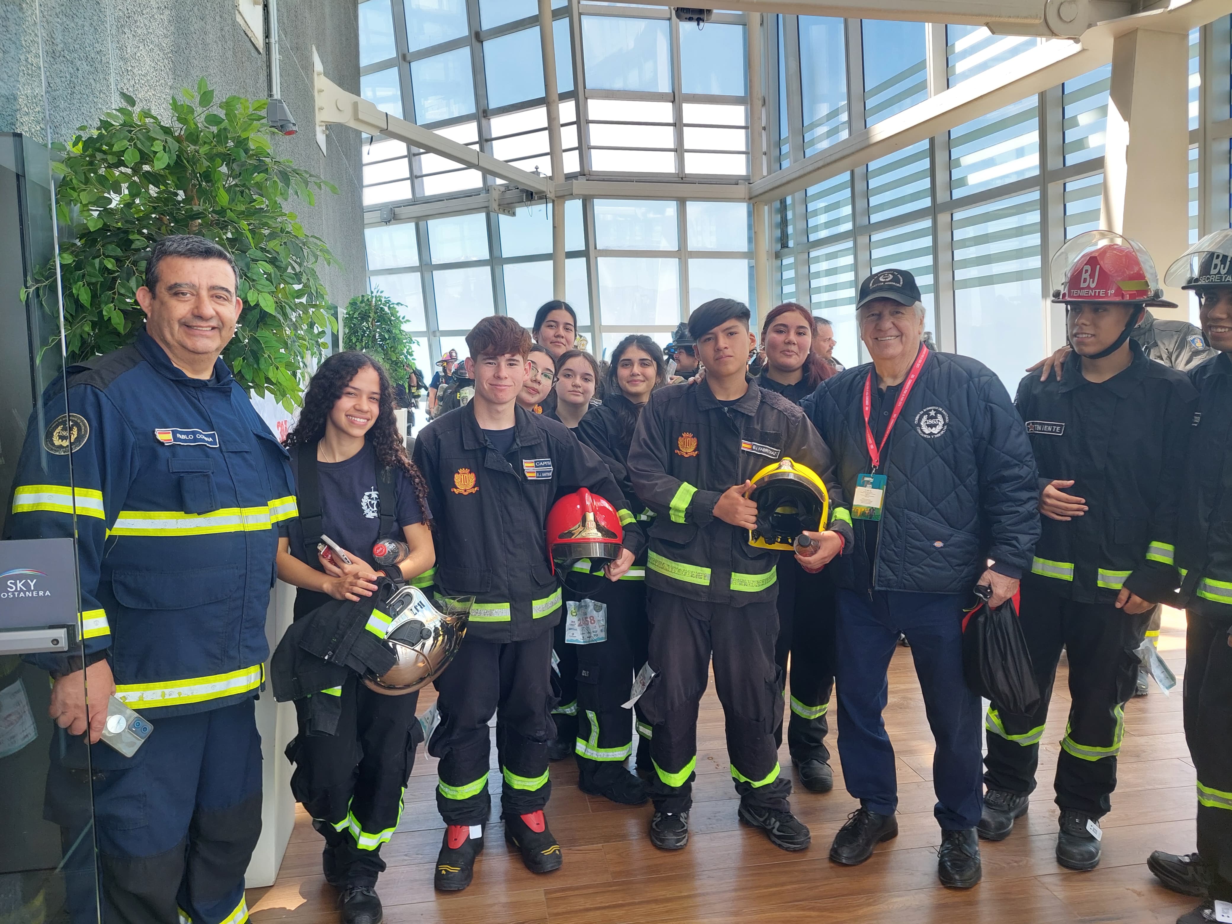 Récord de 2.300 bomberos celebran 10° aniversario  de “Corremos por la Vida” en el Costanera Center