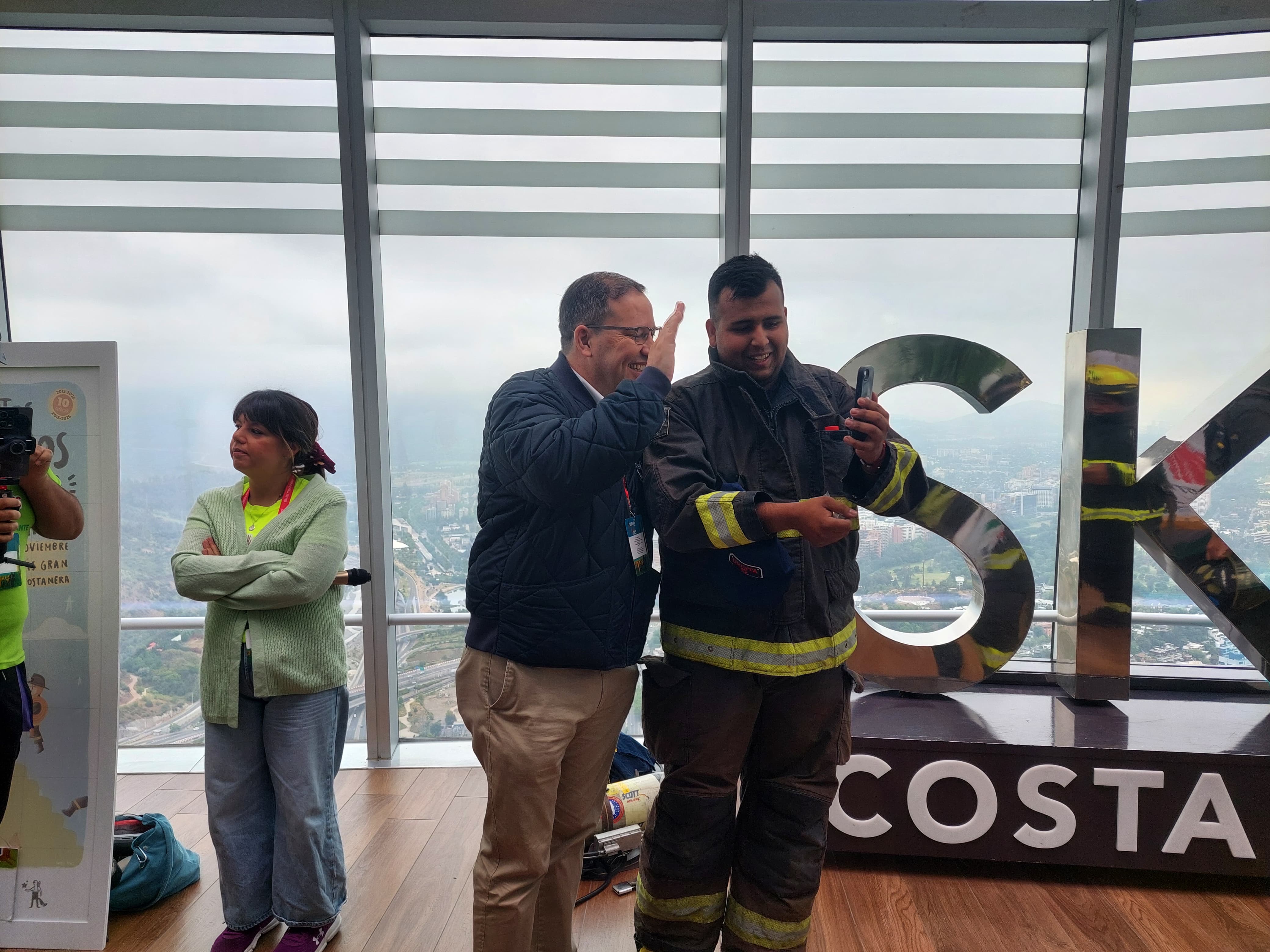 Récord de 2.300 bomberos celebran 10° aniversario  de “Corremos por la Vida” en el Costanera Center