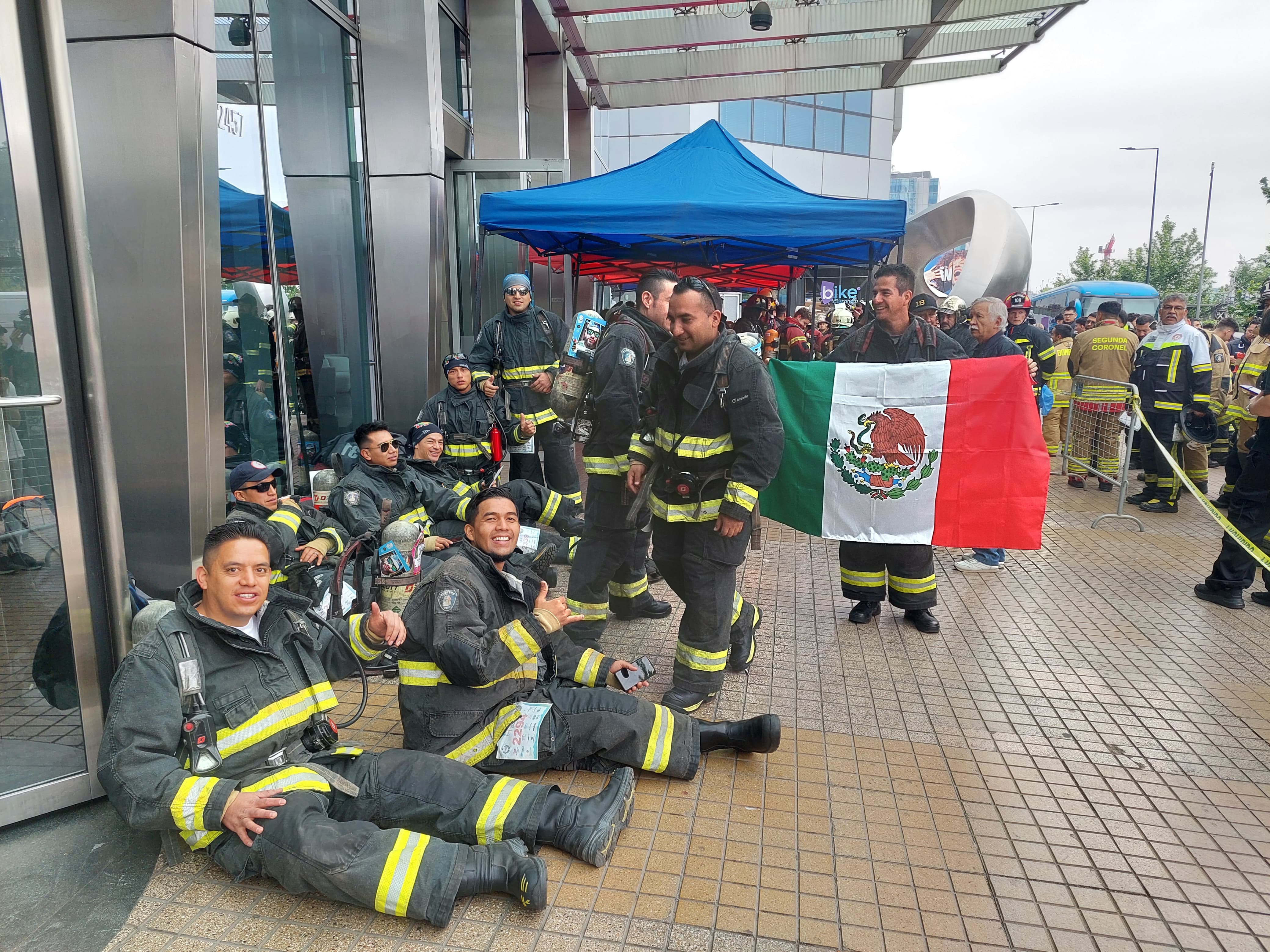 Récord de 2.300 bomberos celebran 10° aniversario  de “Corremos por la Vida” en el Costanera Center