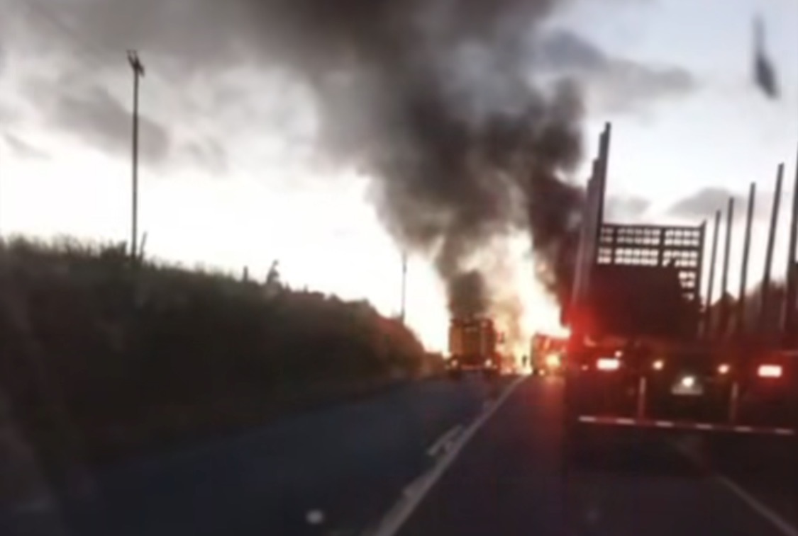 Siniestro en Ruta 182: dos camiones y una camioneta arrasados por incendio en el sector Cancura