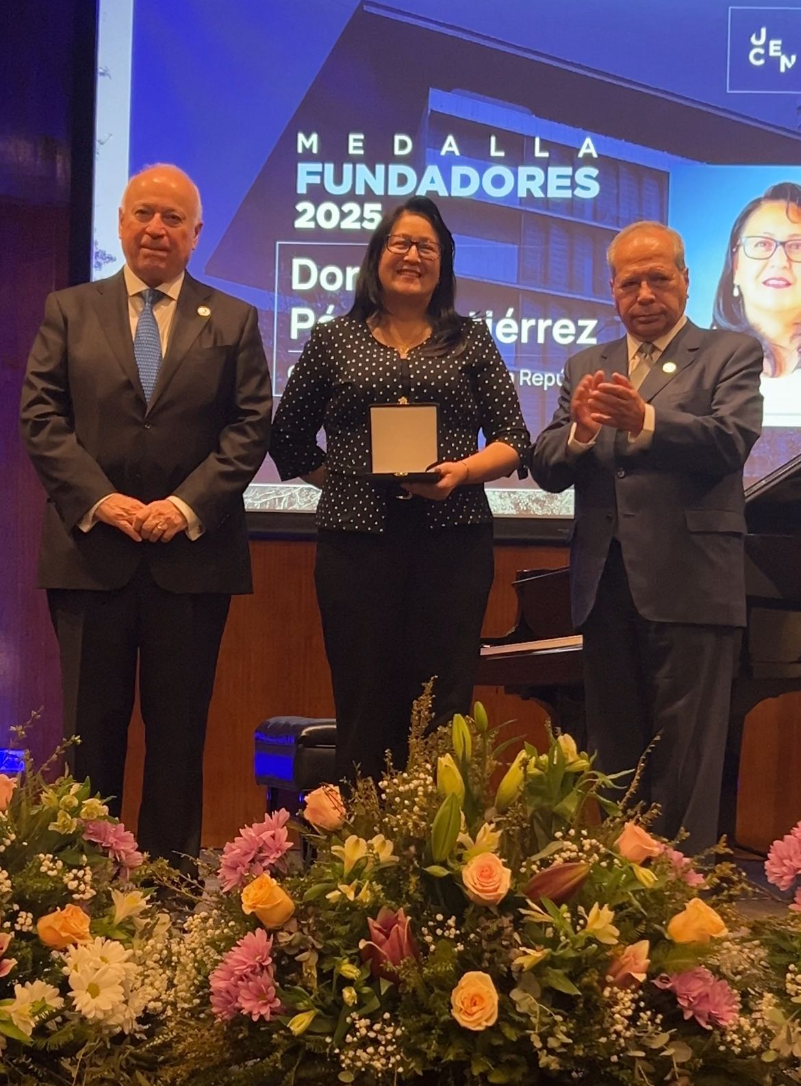 Contralora General de la República, Dorothy Pérez, recibe premio en U. Central por su trayectoria