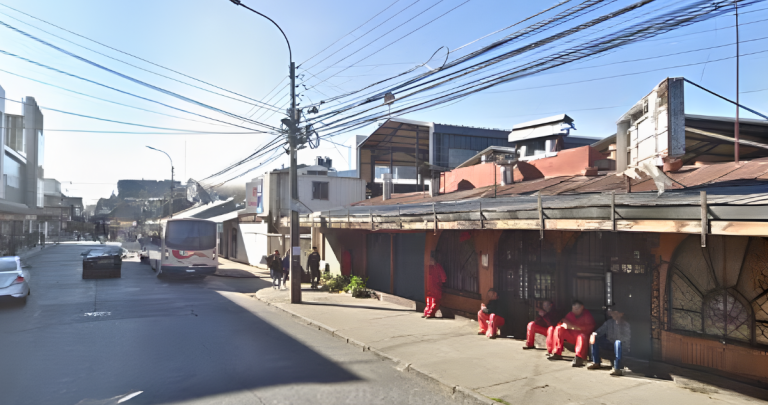 Municipio de Chillán anuncia cierre prolongado de calle Cinco de Abril por trabajos en el mercado local.