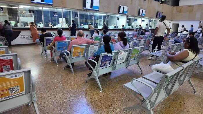 Sistemas de autoatención y gestión de filas reducen tiempos de espera en el comercio chileno