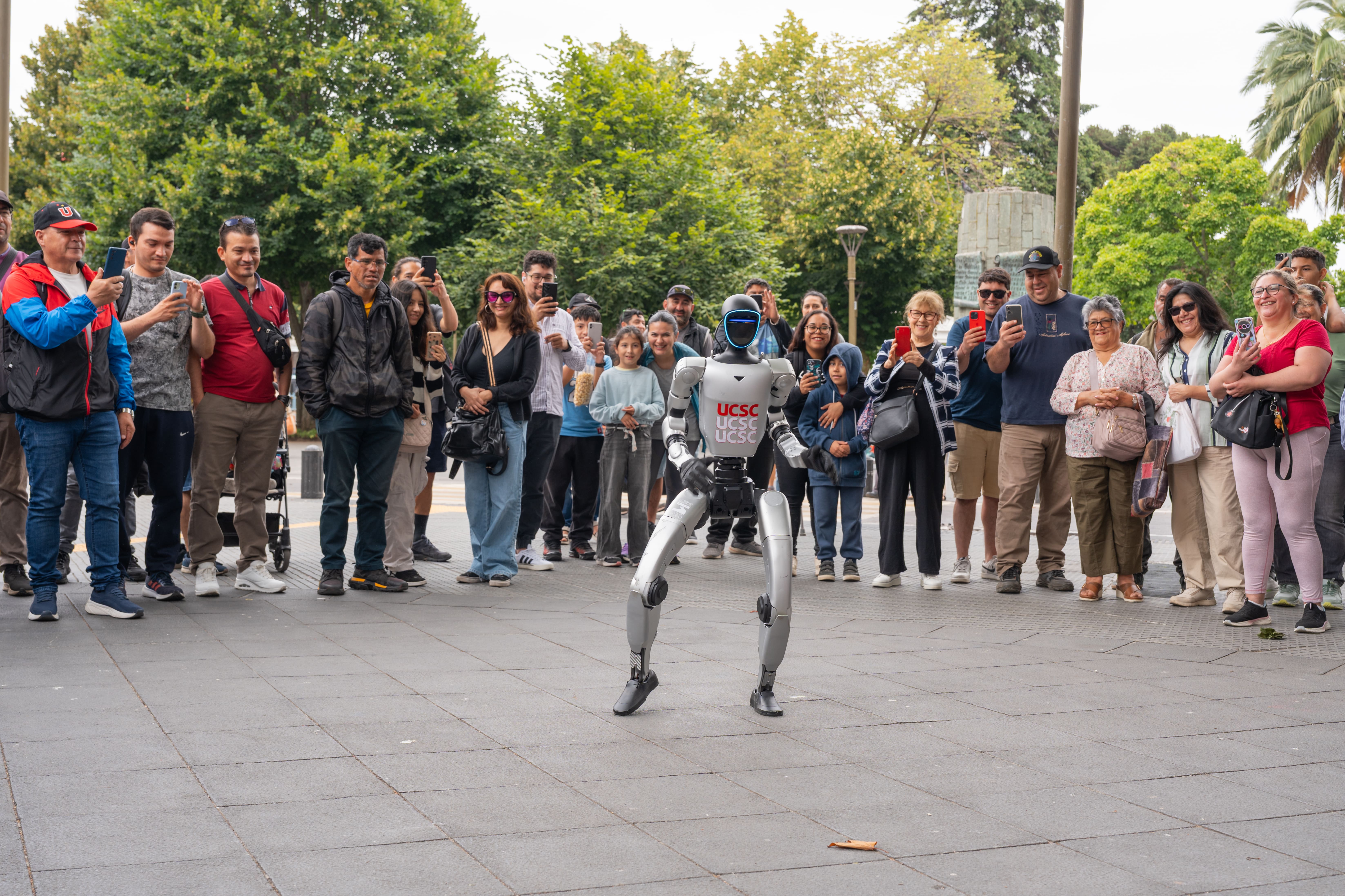 Comunicado: UCSC presenta en pleno centro de Concepción su primer robot humanoide programable