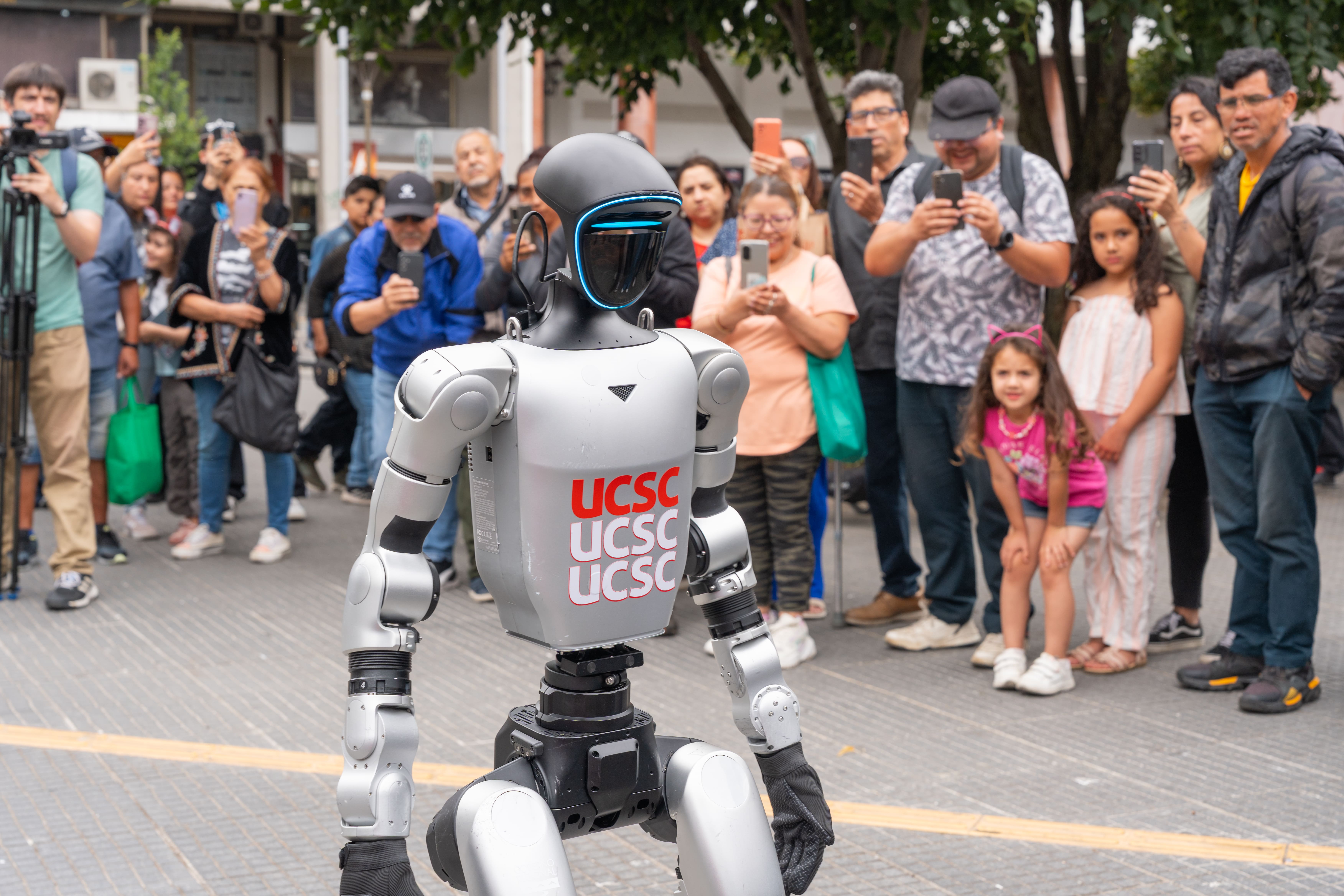 Comunicado: UCSC presenta en pleno centro de Concepción su primer robot humanoide programable