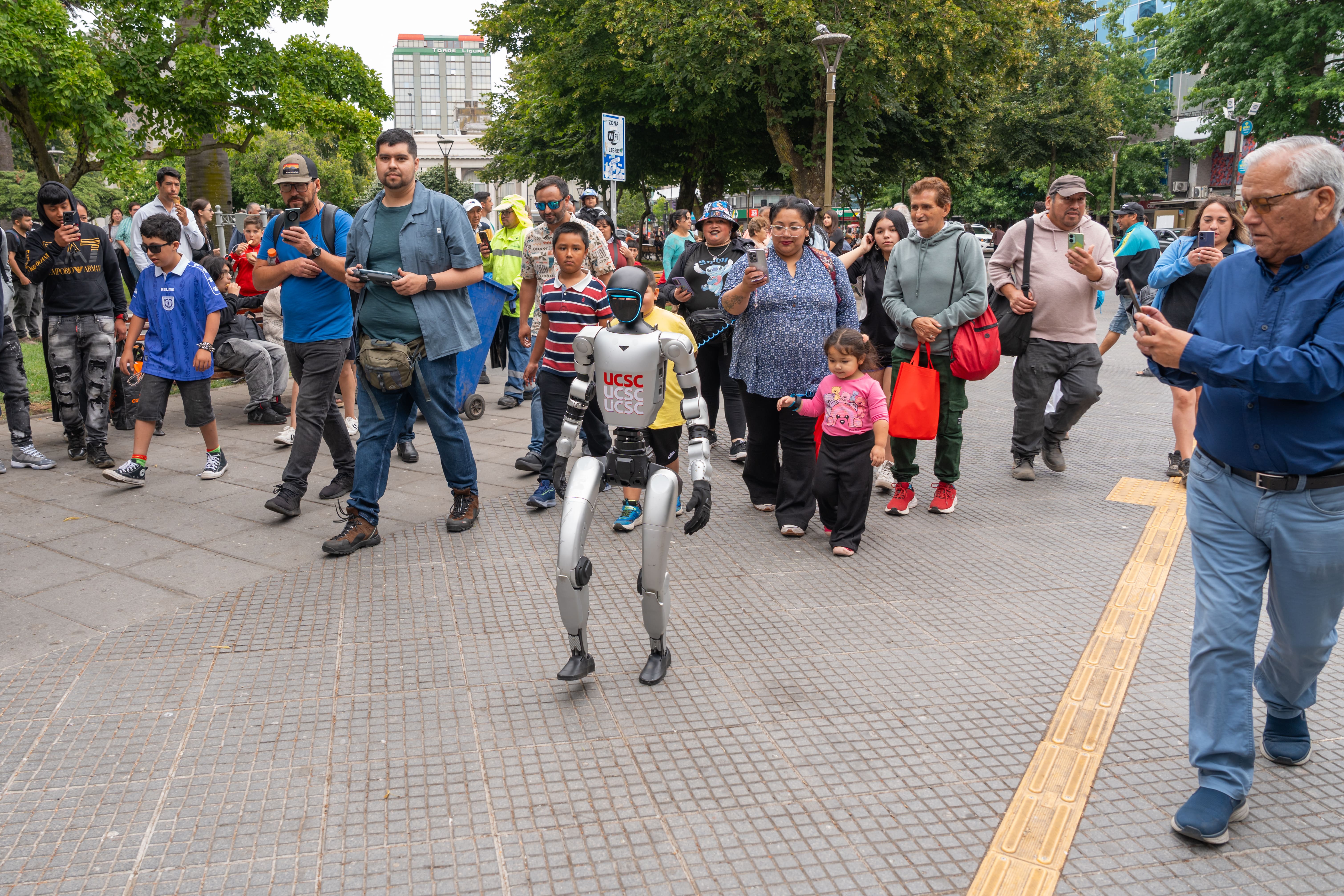 Comunicado: UCSC presenta en pleno centro de Concepción su primer robot humanoide programable