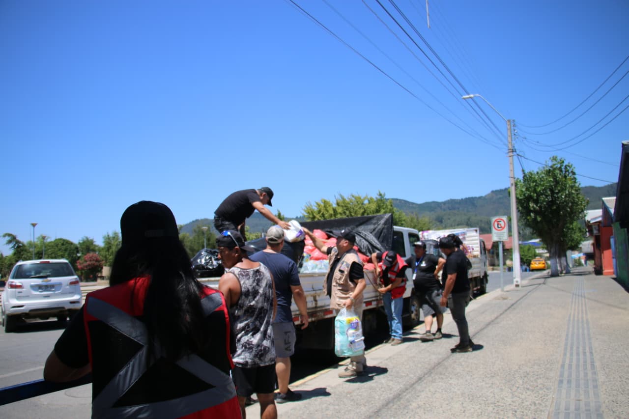 Despliegan entrega de ayudas reunidas con aportes de El Carmen, Colina y María Pinto en Ñuble