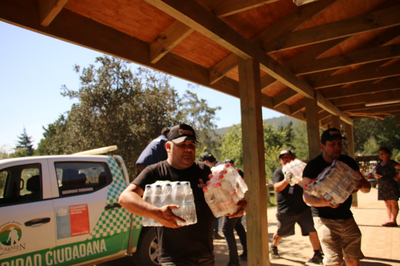 Despliegan entrega de ayudas reunidas con aportes de El Carmen, Colina y María Pinto en Ñuble