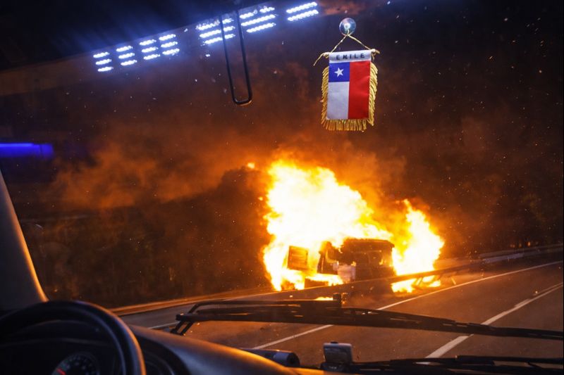 Accidente en Ruta 5 Sur: Tres personas lesionadas tras incendio de camioneta en el sector Aline