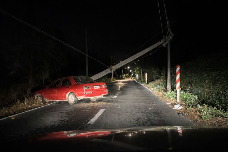 Corte de luz en Chillán tras choque de vehículo menor con poste en Colonia Bernardo O'Higgins