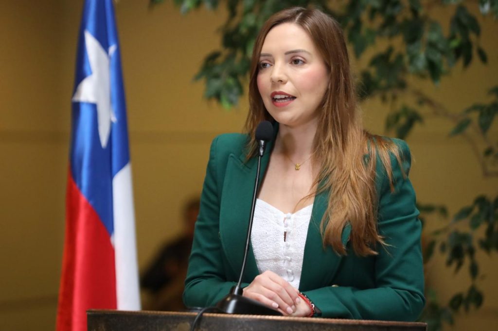 Nepotismo en la Mira: La Diputada Camila Flores y el Trámite de su Madre en Los Ríos