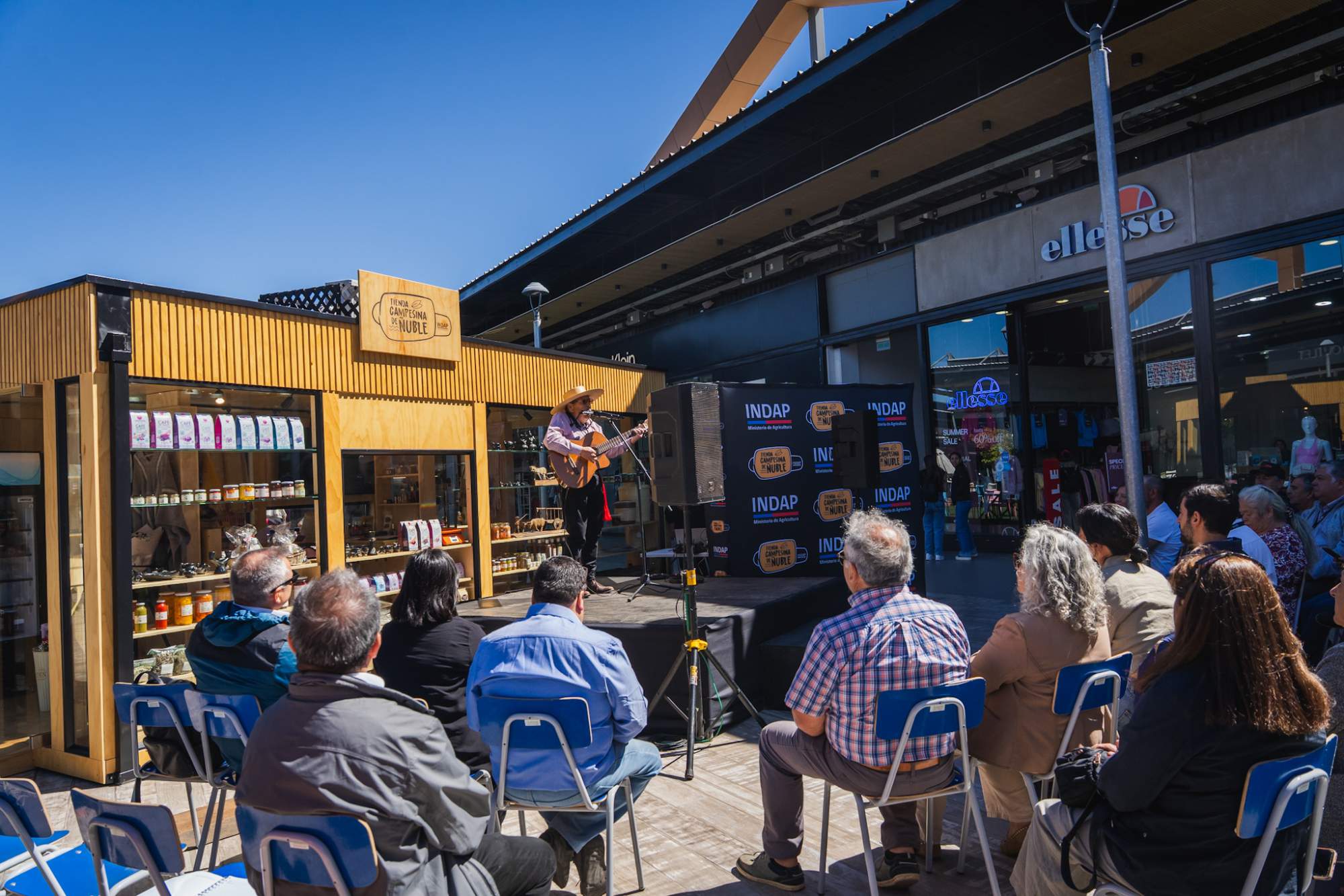 Agricultores de Ñuble estrenan nueva Tienda Campesina en el patio central del VIVO Outlet Chillán.