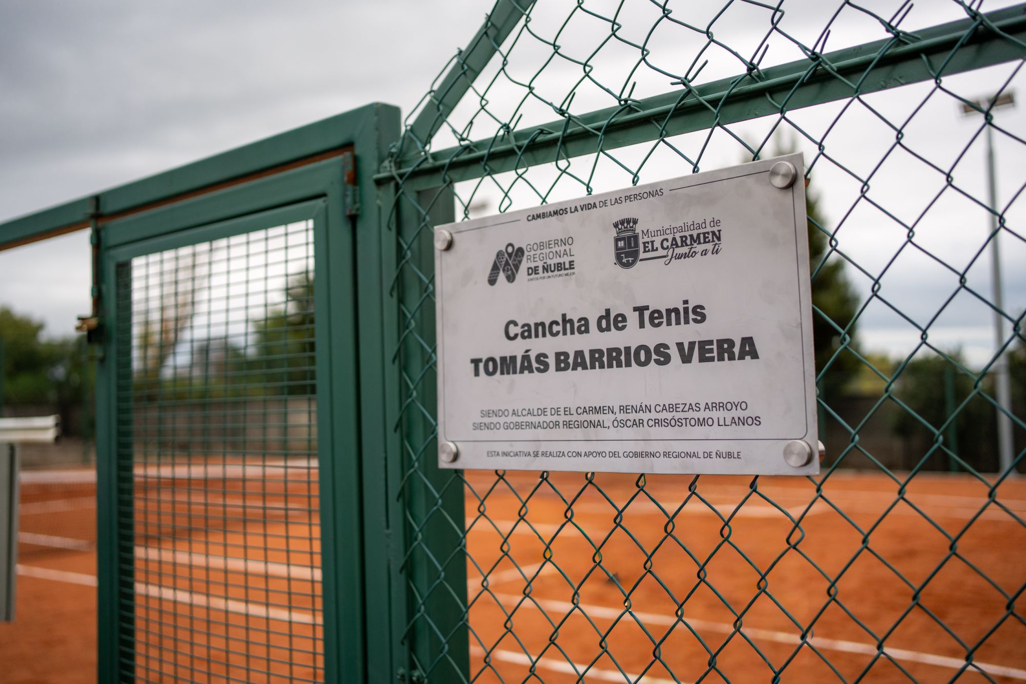 El Carmen fortalece su infraestructura deportiva con la primera cancha de tenis y moderno recinto de pasto sintético